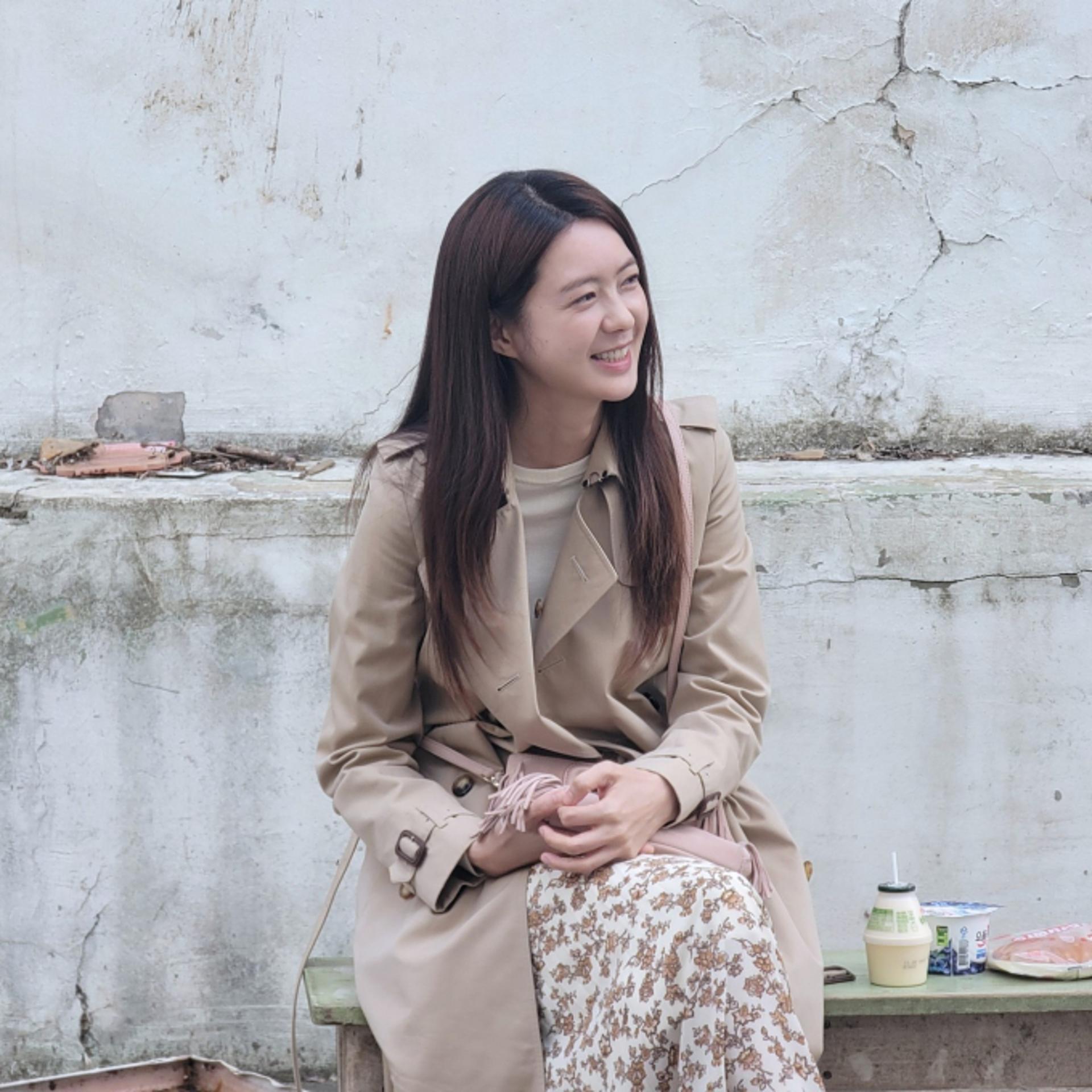 '애셋맘' 이요원, 트렌치코트+꽃 원피스…봄 기운 가득 데일리룩