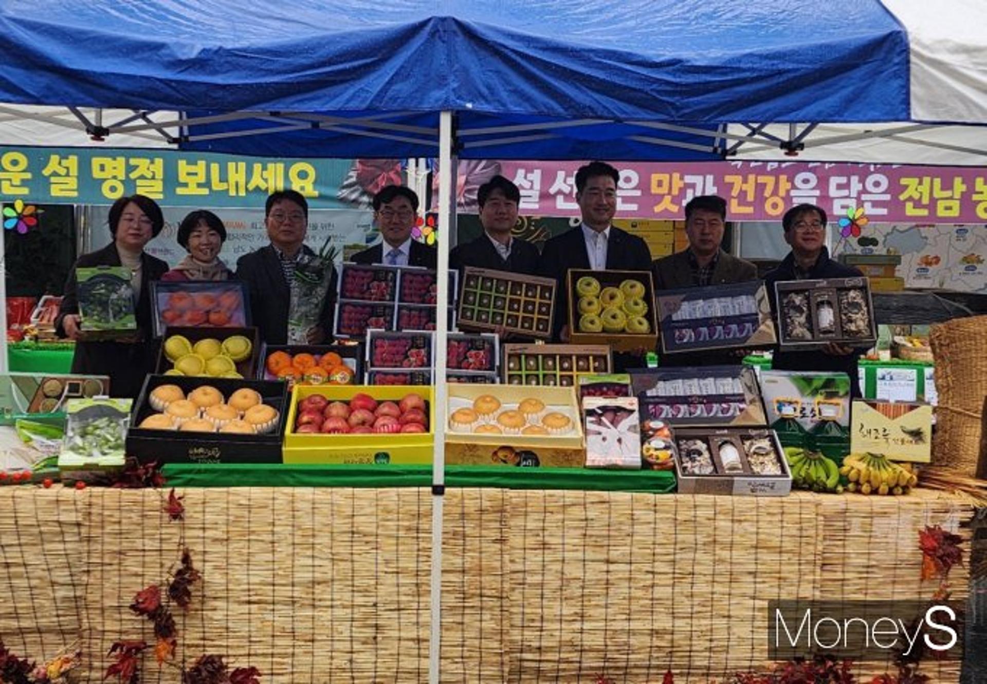 [머니S포토]설맞이 '직거래 장터' 개장한 전남농협