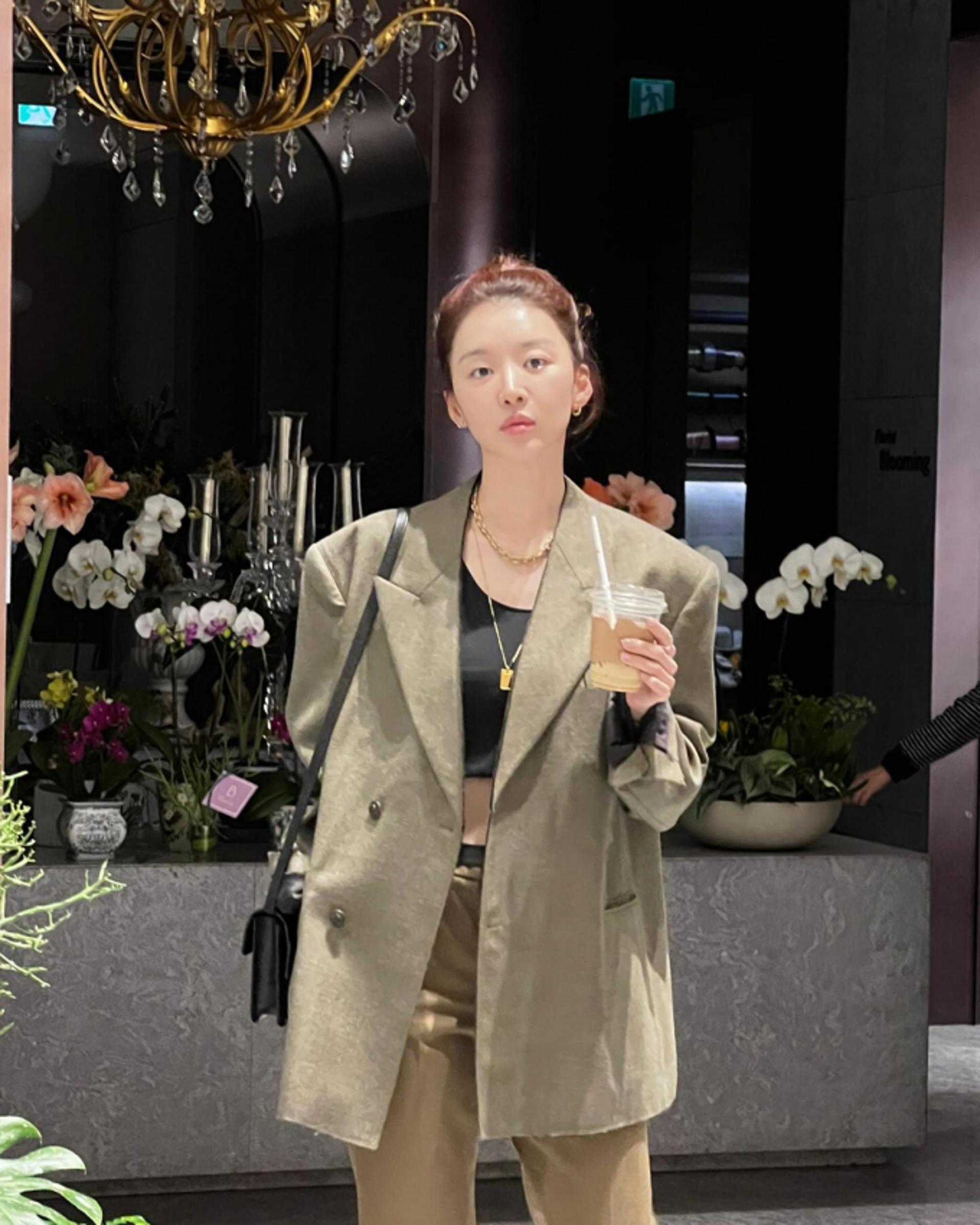 장희진, 시크미 뚝뚝…카키 톤온톤 스타일링
