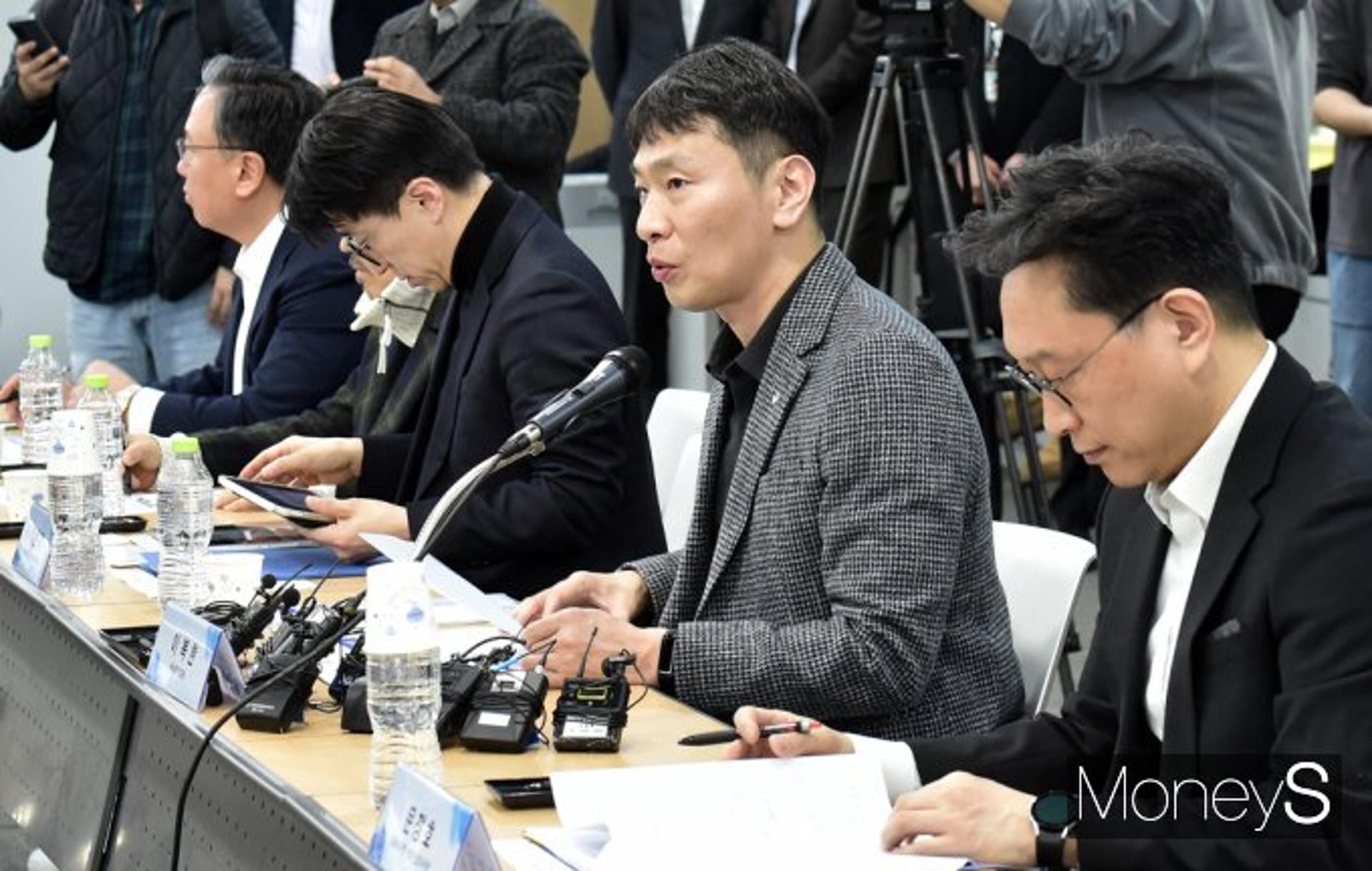 이복현, 업비트·빗썸 CEO 만나… "규제 이행·이용자 보호 노력해야"