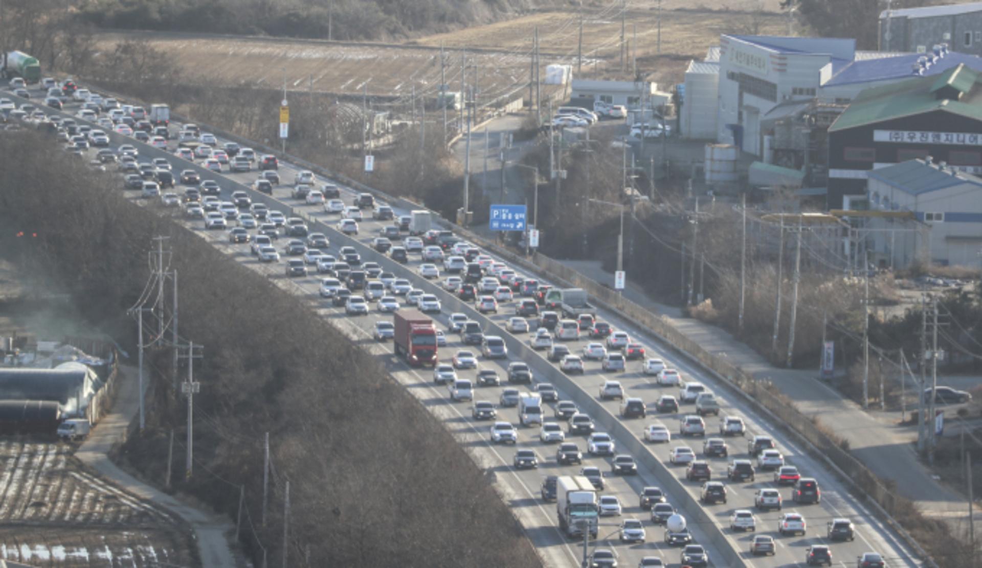 부산-서울 8시간… 오후 4~5시, 고속도로 상행선 정체 절정