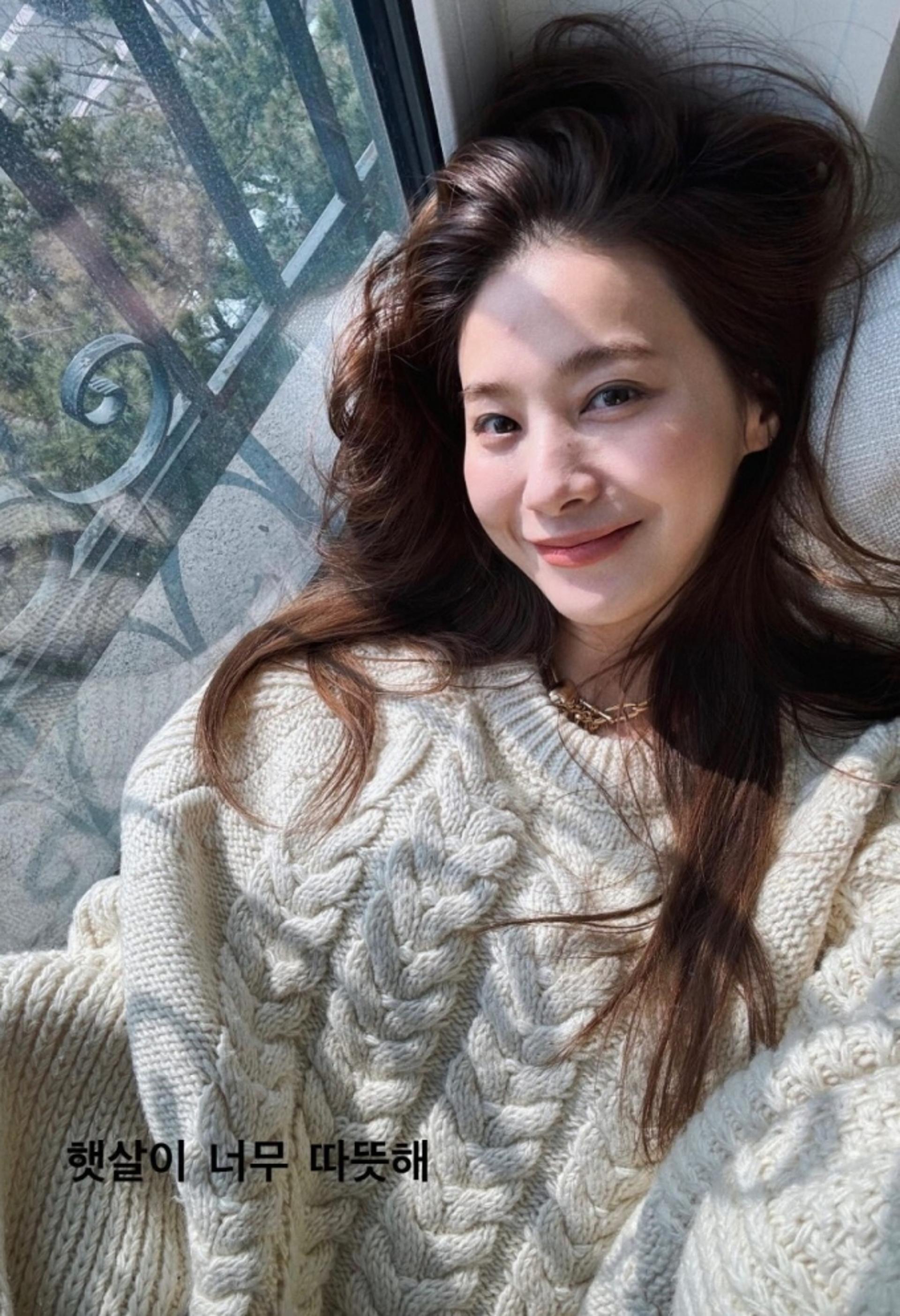 유인영, 따사로운 햇살 아래 화보 같은 셀카 공개