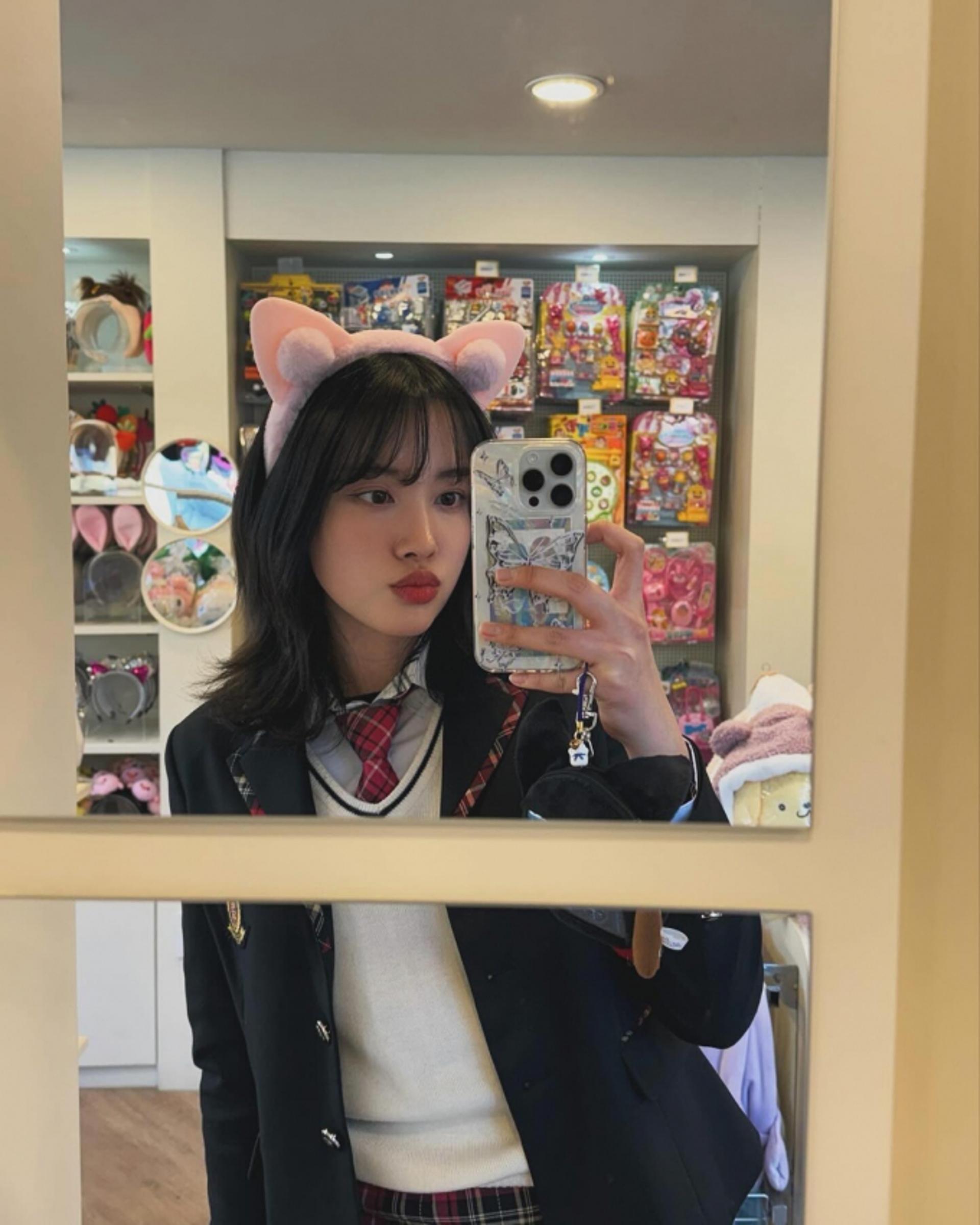 스테이씨 윤, 상큼발랄 교복 입고 놀이공원 나들이