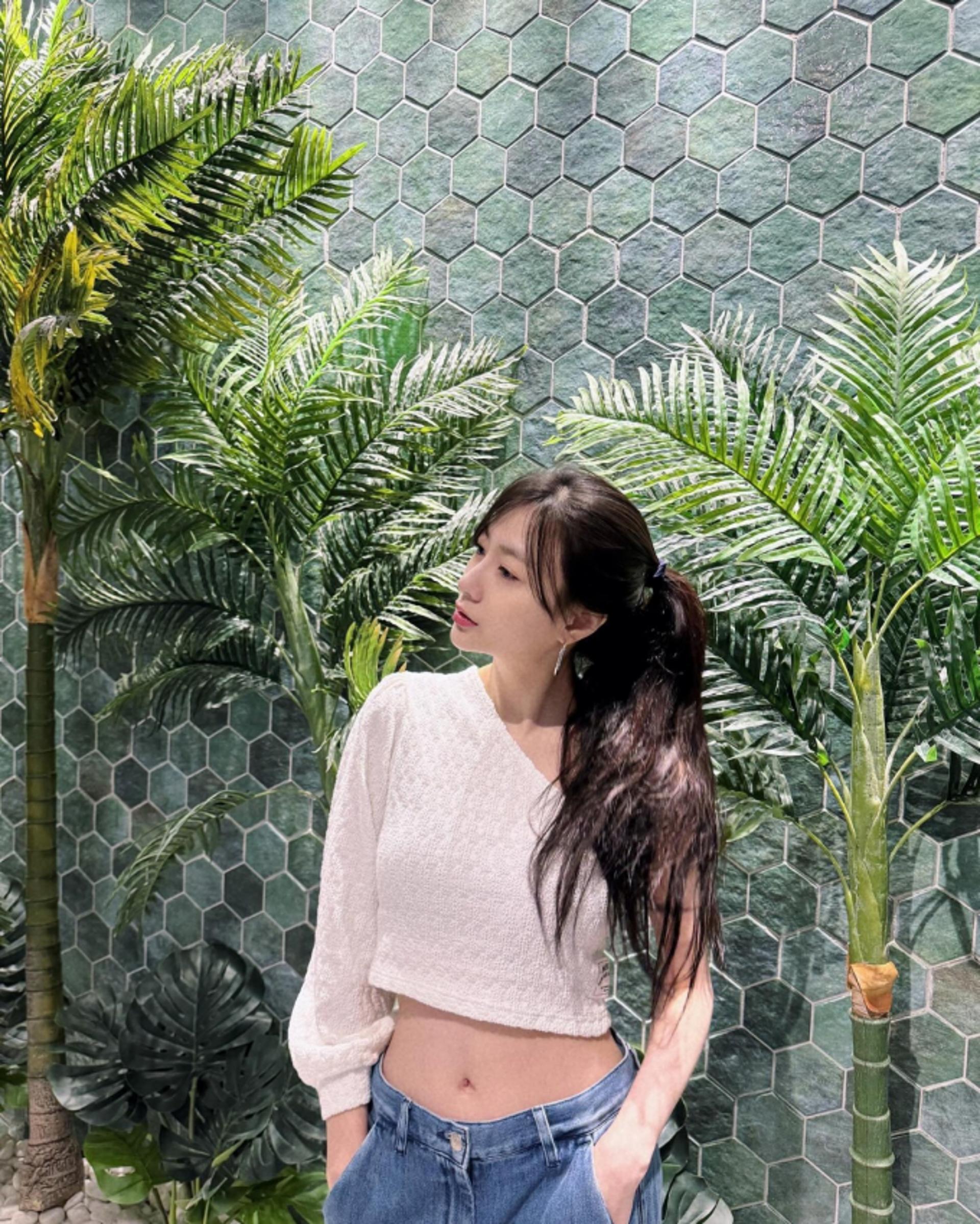 에이핑크 오하영, 원숄더 크롭티 입고 뽐낸 개미 허리