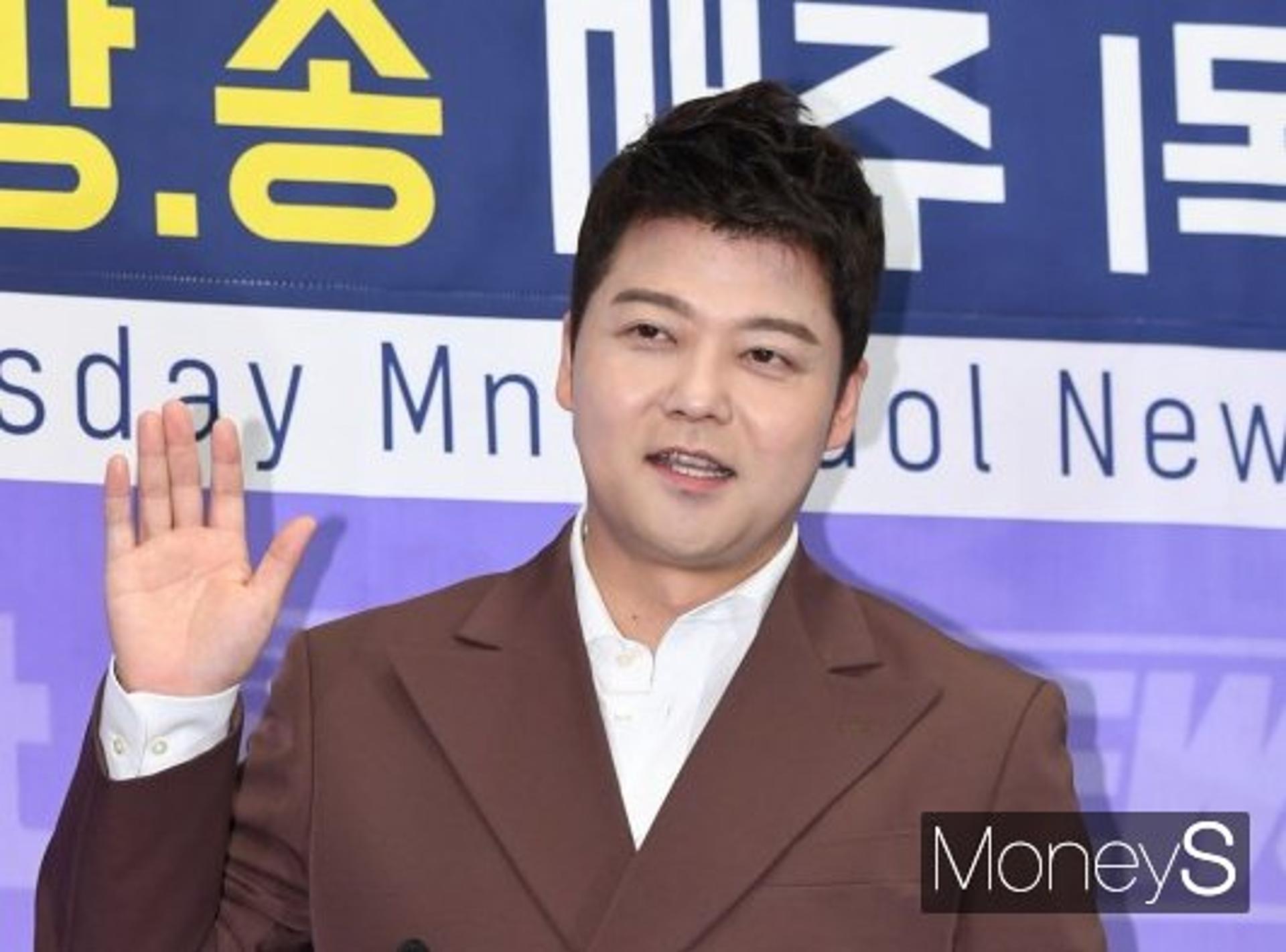 약지에 낀 반지?… 난데없는 결혼설, 전현무 "사실 아냐"