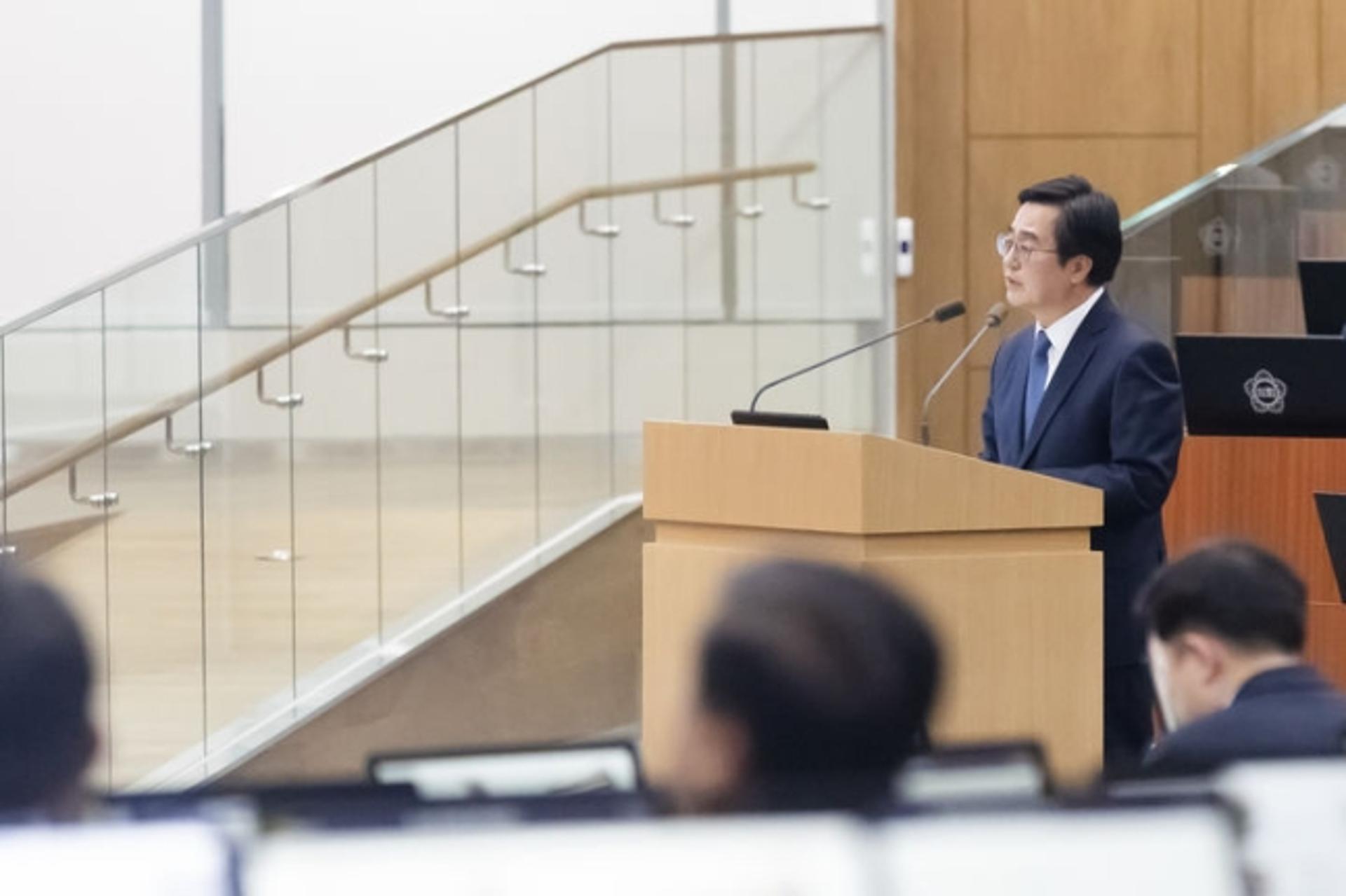 김동연 "청년기본소득 실효성 의문… 전반적 구조 개선"