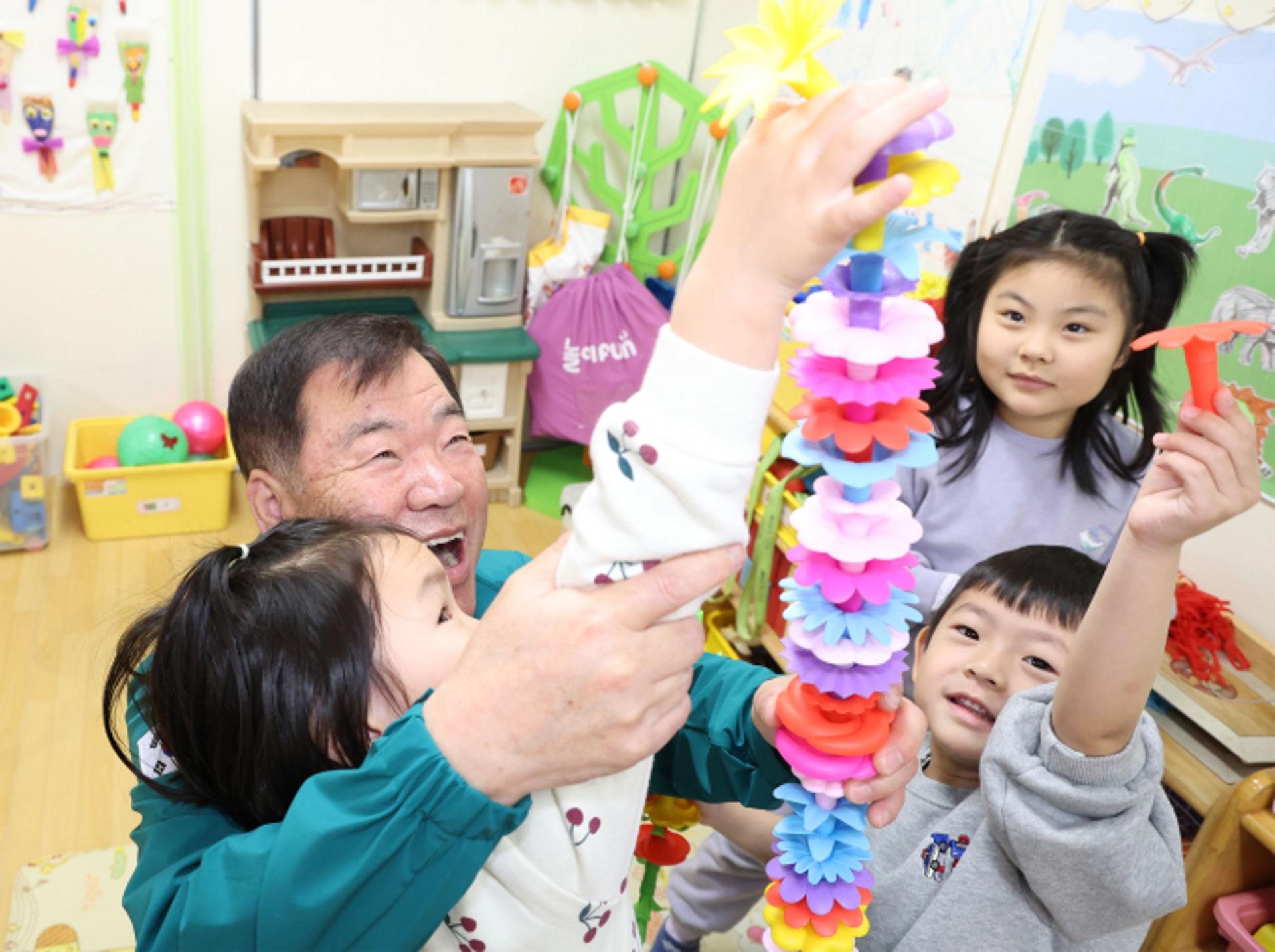 [머니S포토] 이승화 산청군수, 어린이집 일일 보조교사로 나서
