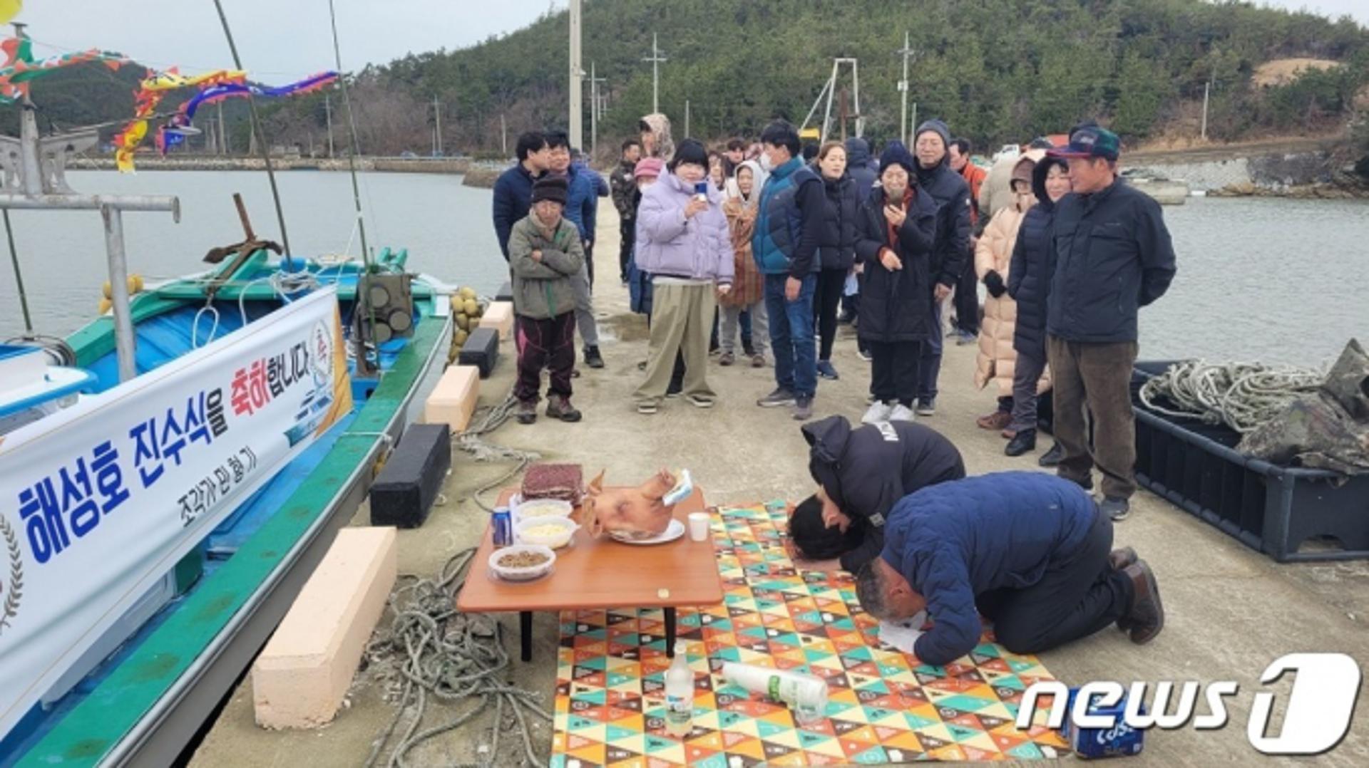 '퇴직금 2억'으로 천사섬 제자들에 어선 선물한 선생님 화제
