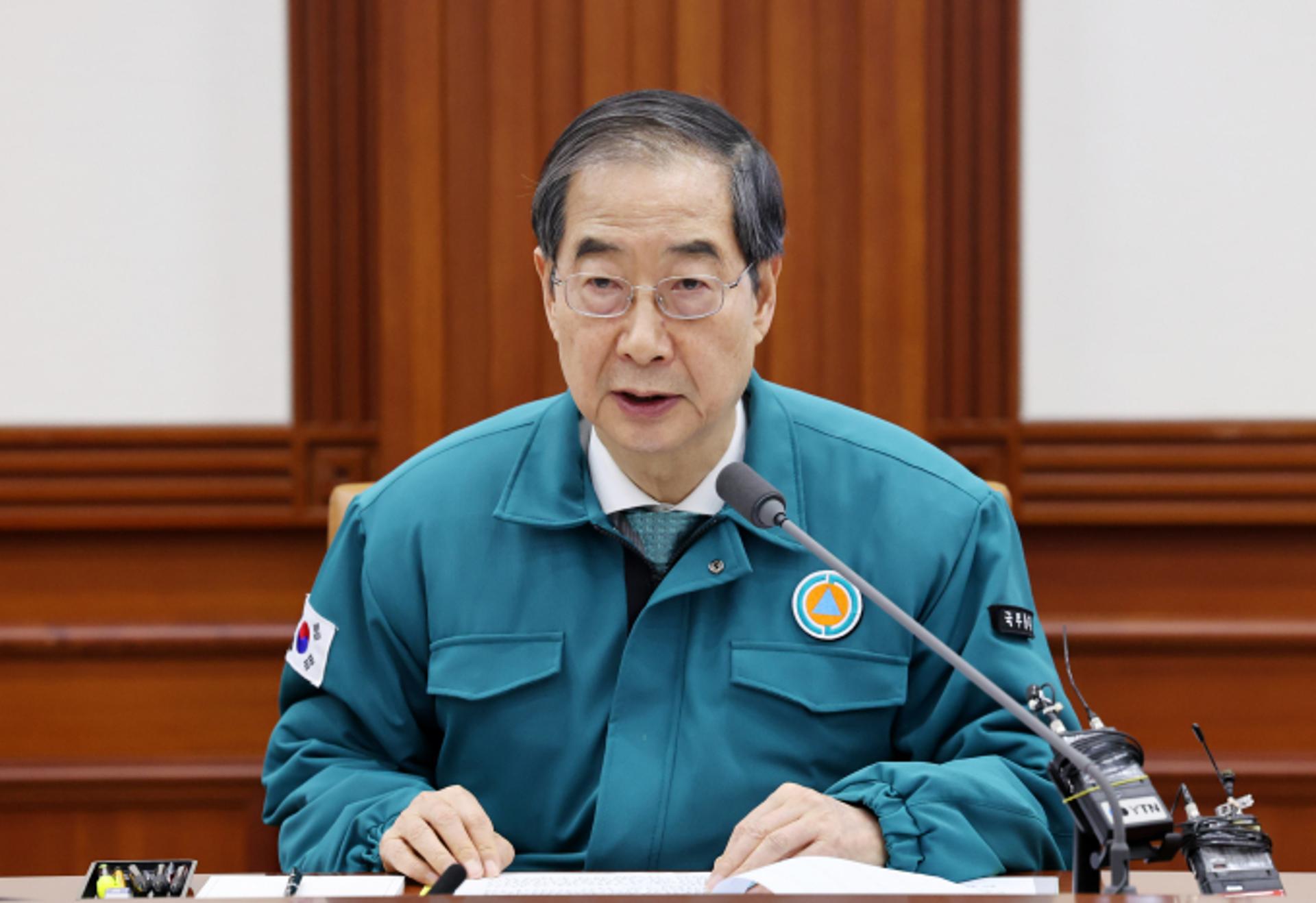"전공의 의견 귀담아 듣겠다"… 한덕수, 병원 복귀 호소(상보)