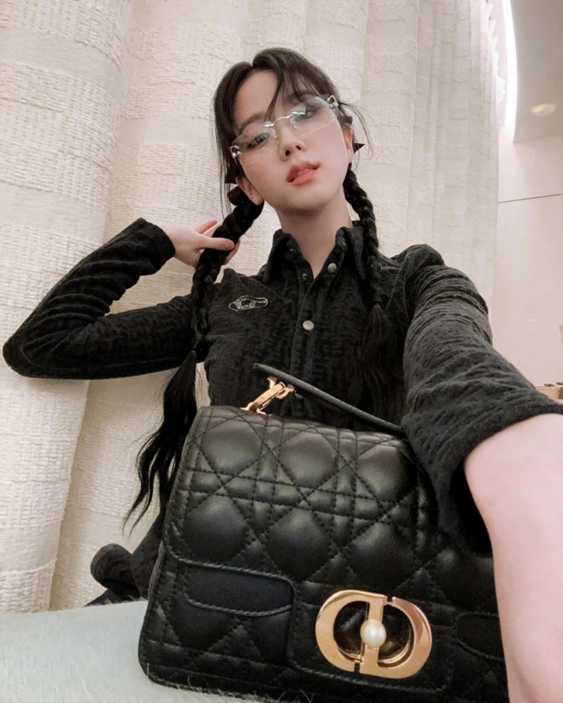 블랙핑크 지수, 양갈래 머리+무테 안경…트렌디한 긱시크 룩