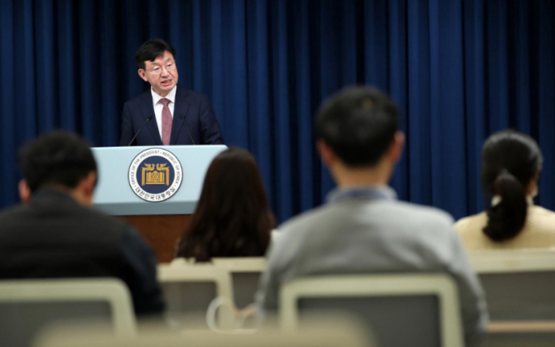 대통령실 "미복귀 전공의에 법적 문책… 2000명 증원 변함 없다"