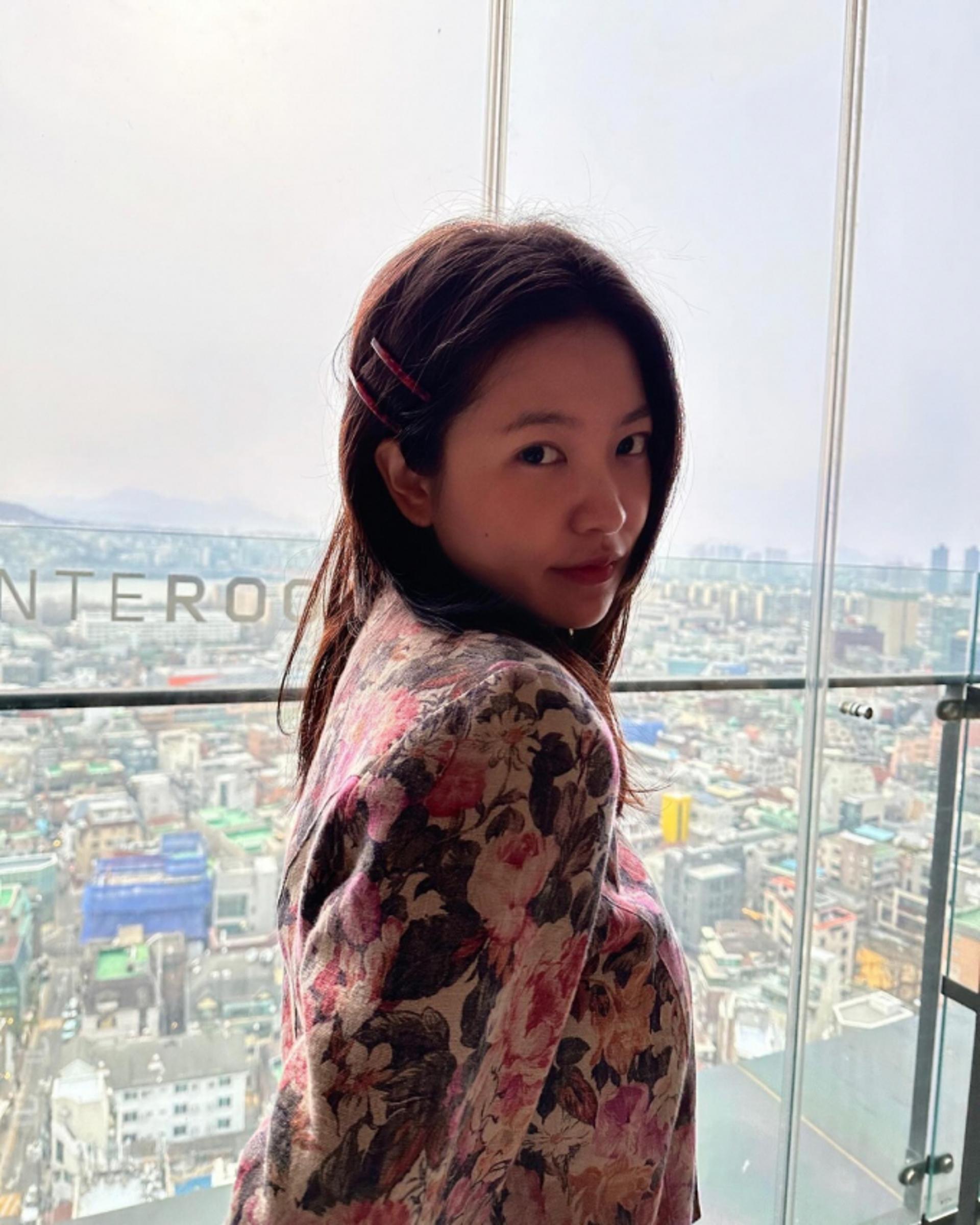 레드벨벳 예리, 복고풍 꽃재킷 입고 러블리 매력 발산