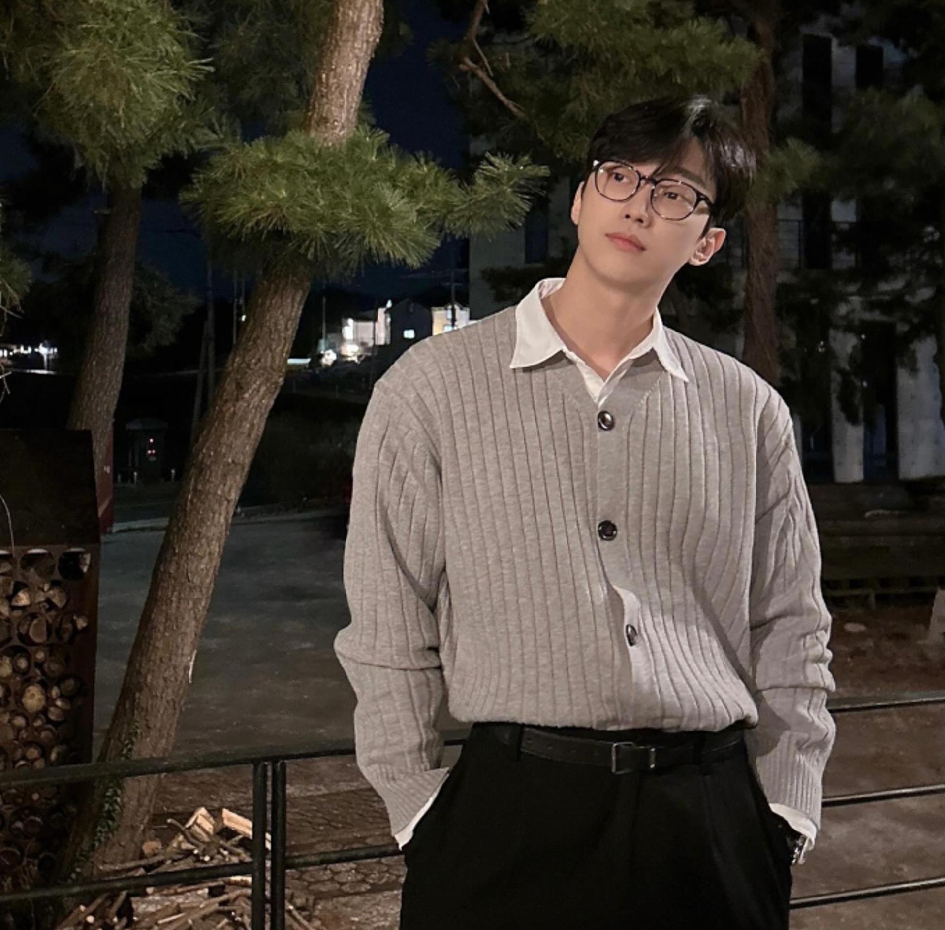 B1A4 출신 진영, 멀끔한 봄 카디건 스타일…넓은 어깨 '시선 강탈'