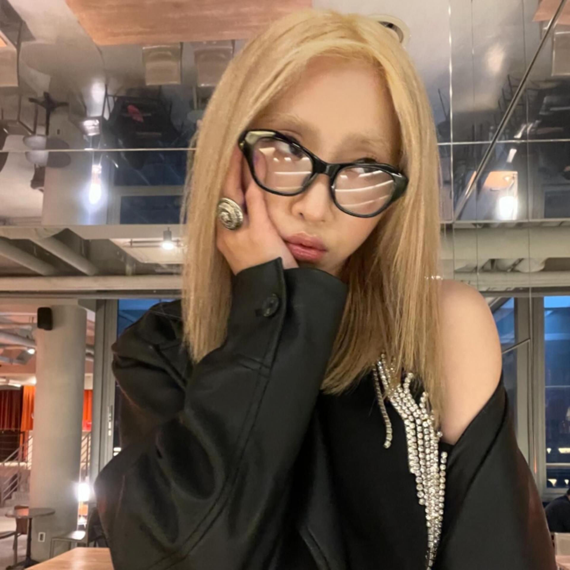 공민지, 머리+눈썹 탈색하고 올블랙 패션…걸크러시 매력