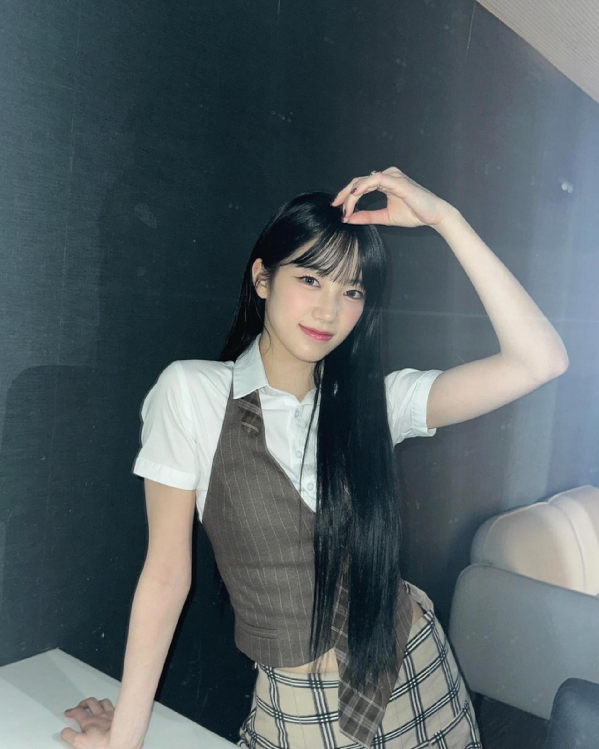 르세라핌 카즈하, 앞머리 내리고 교복패션…"청순 만렙"