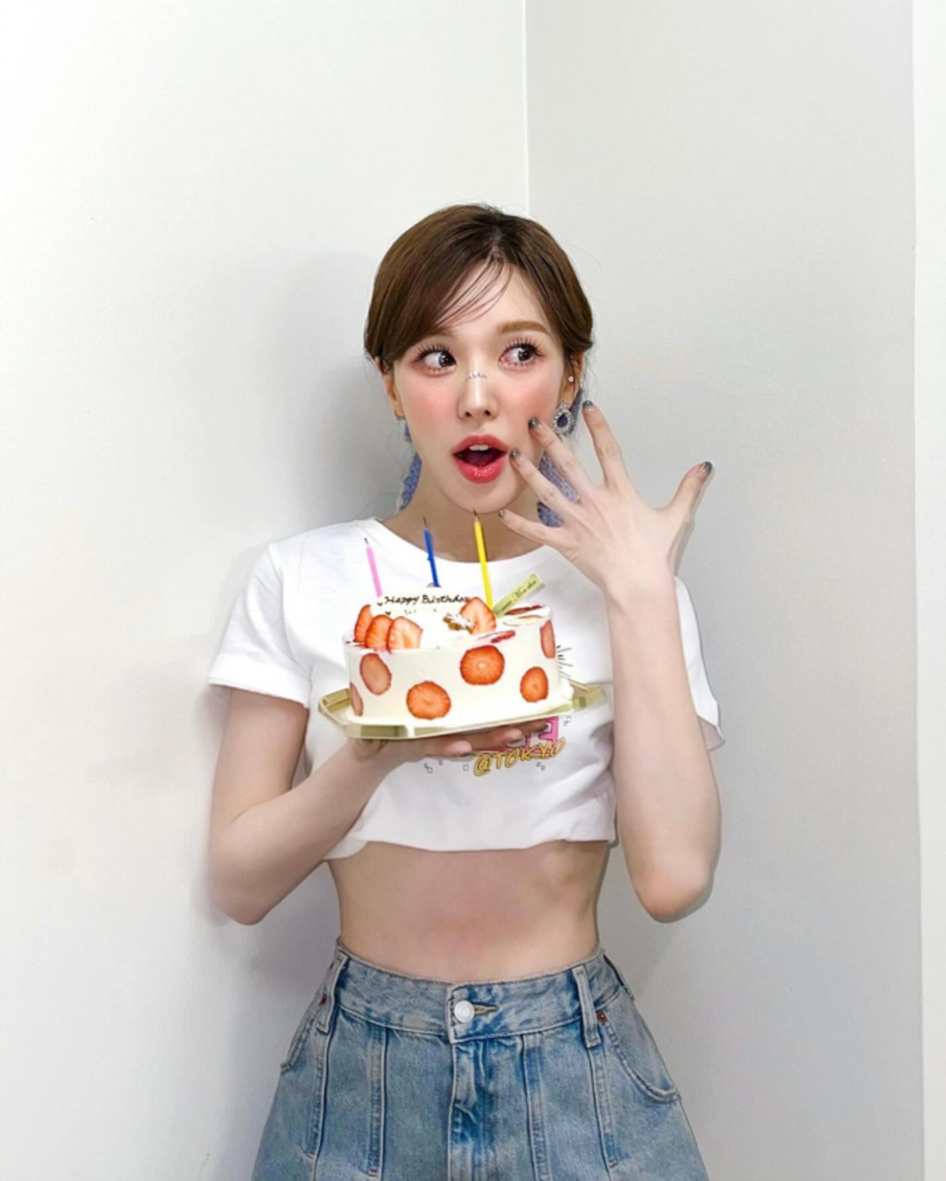 레드벨벳 웬디, 흰 티셔츠에 청치마…상큼미 한도초과