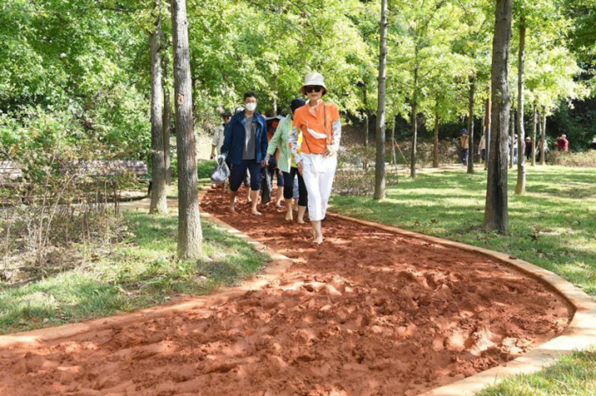 성남시, 맨발 황톳길 6곳 15일 전면 운영 재개