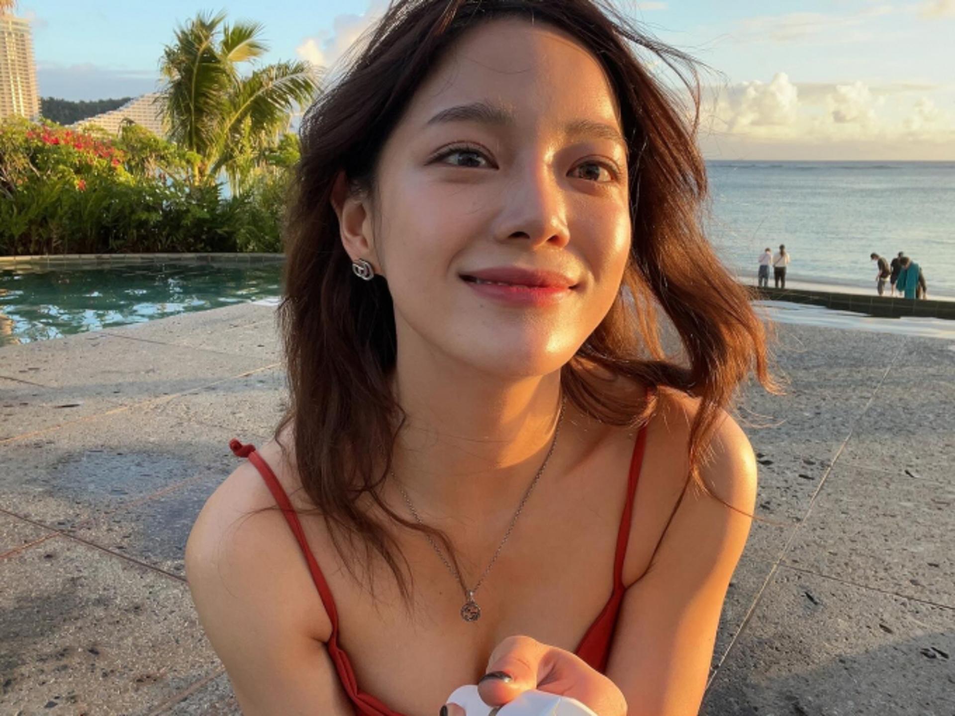 김세정, 석양보다 정열적인 붉은 수영복 자태