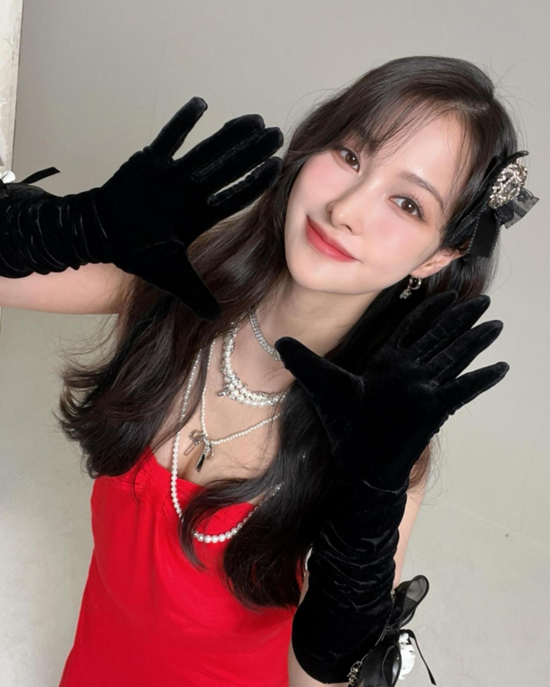 카라 박규리, 주렁주렁 진주 목걸이+벨벳 장갑…'화려함의 극치'