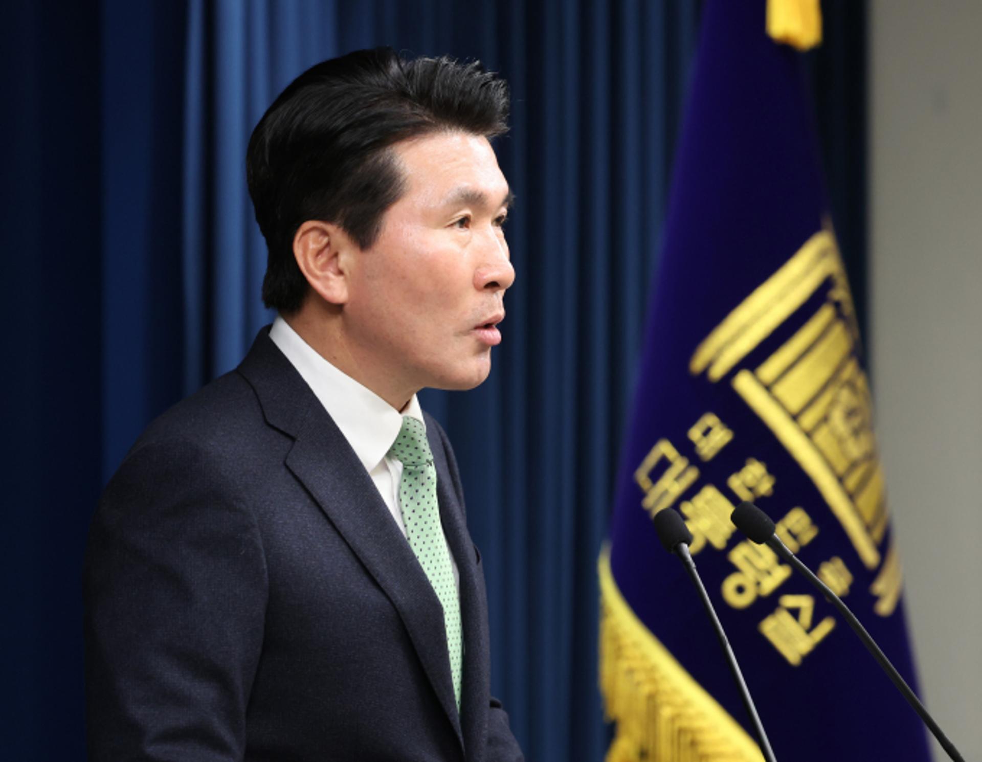 "허벅지에 칼 2방"… 황상무 '언론인 회칼 테러' 발언 논란