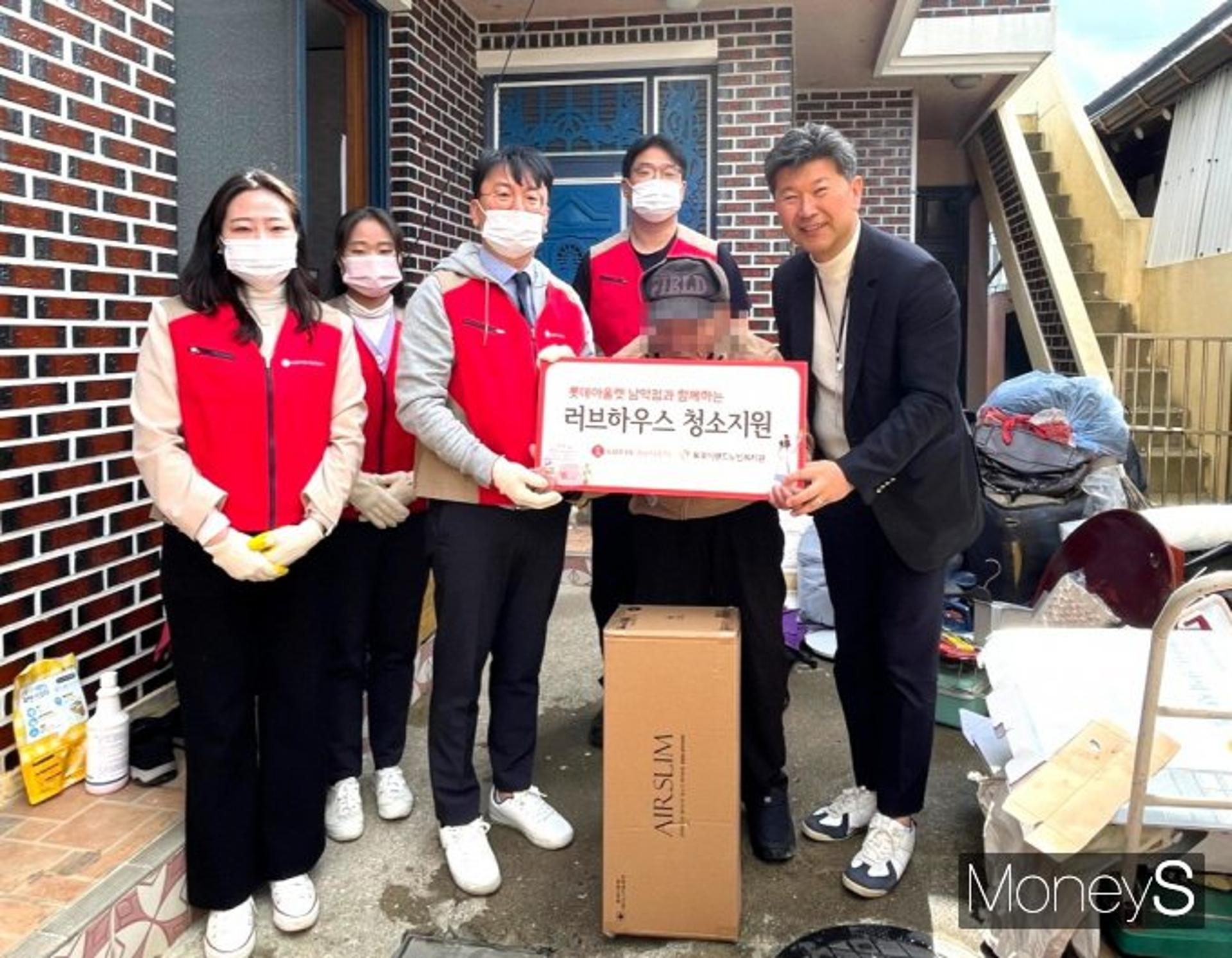 [머니S포토]독거노인 돌봄 온정 나눈 롯데아울렛 남악점