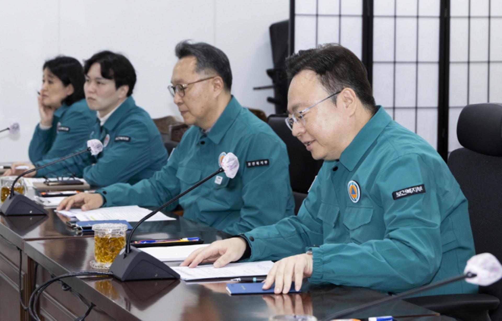 의대 교수 사직 'D-1'… 정부 "환자 곁을 지켜달라"