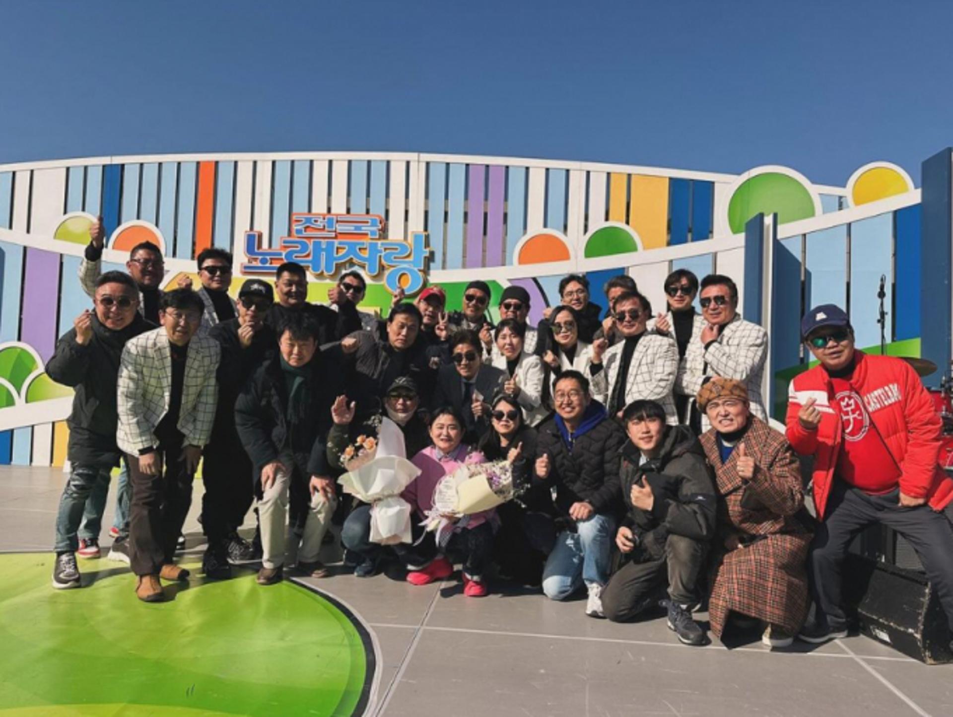 "'전국노래자랑' 응원해주길"…김신영, 큰절 올리며 떠나