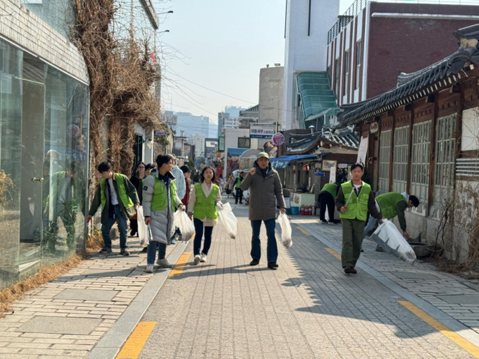 '나의 쓰레기 아저씨' 배우 김석훈, 서울 북촌 누볐다