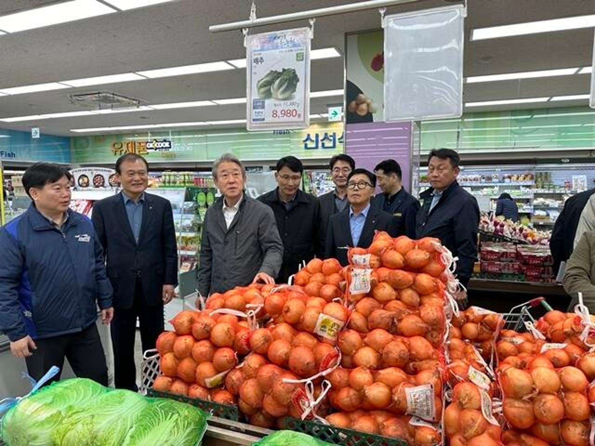 강호동 농협중앙회장, 농축산물 특별할인 점검 "물가 안정에 노력"