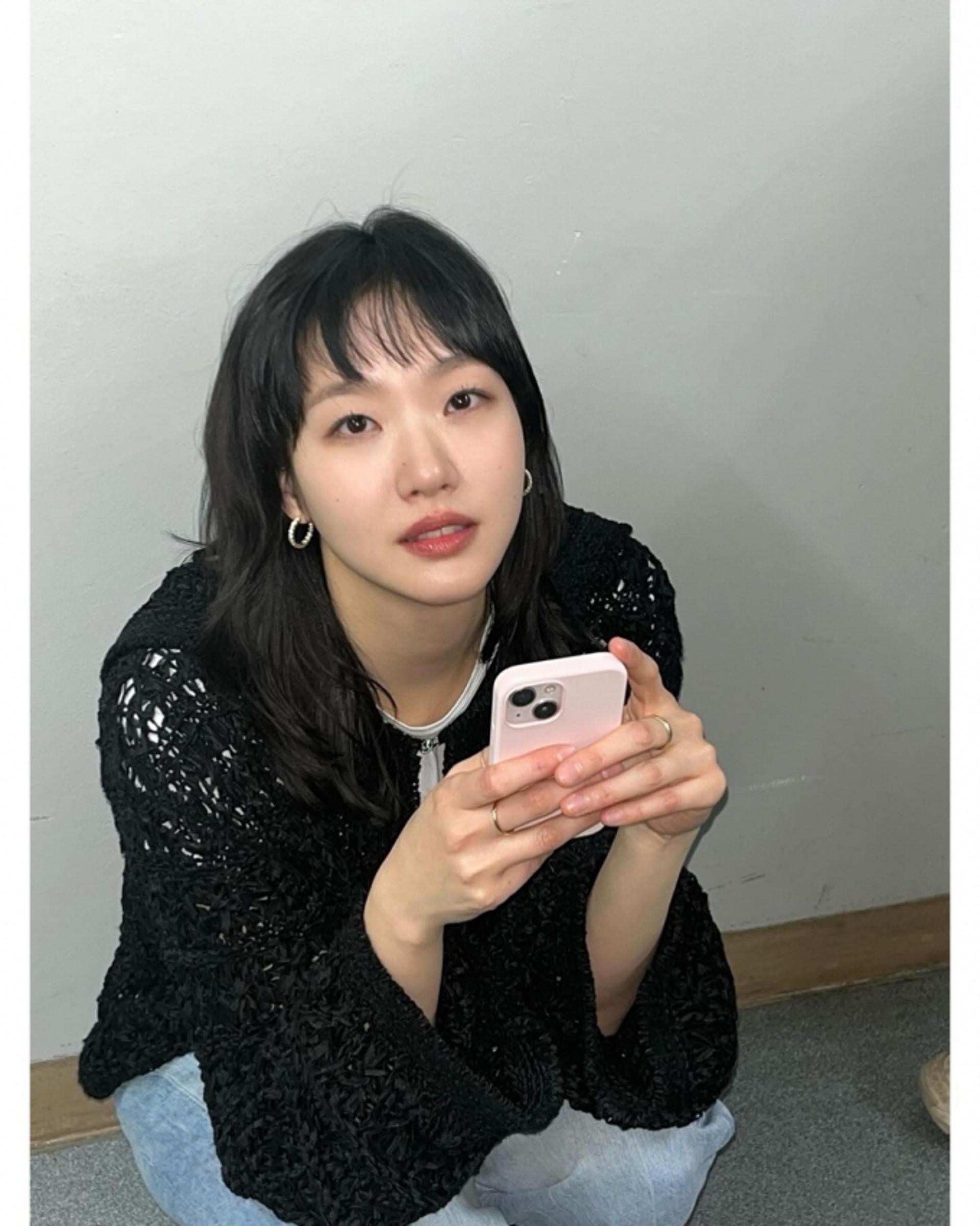 '천만 배우' 김고은, 앞머리 내린 허쉬컷 변신