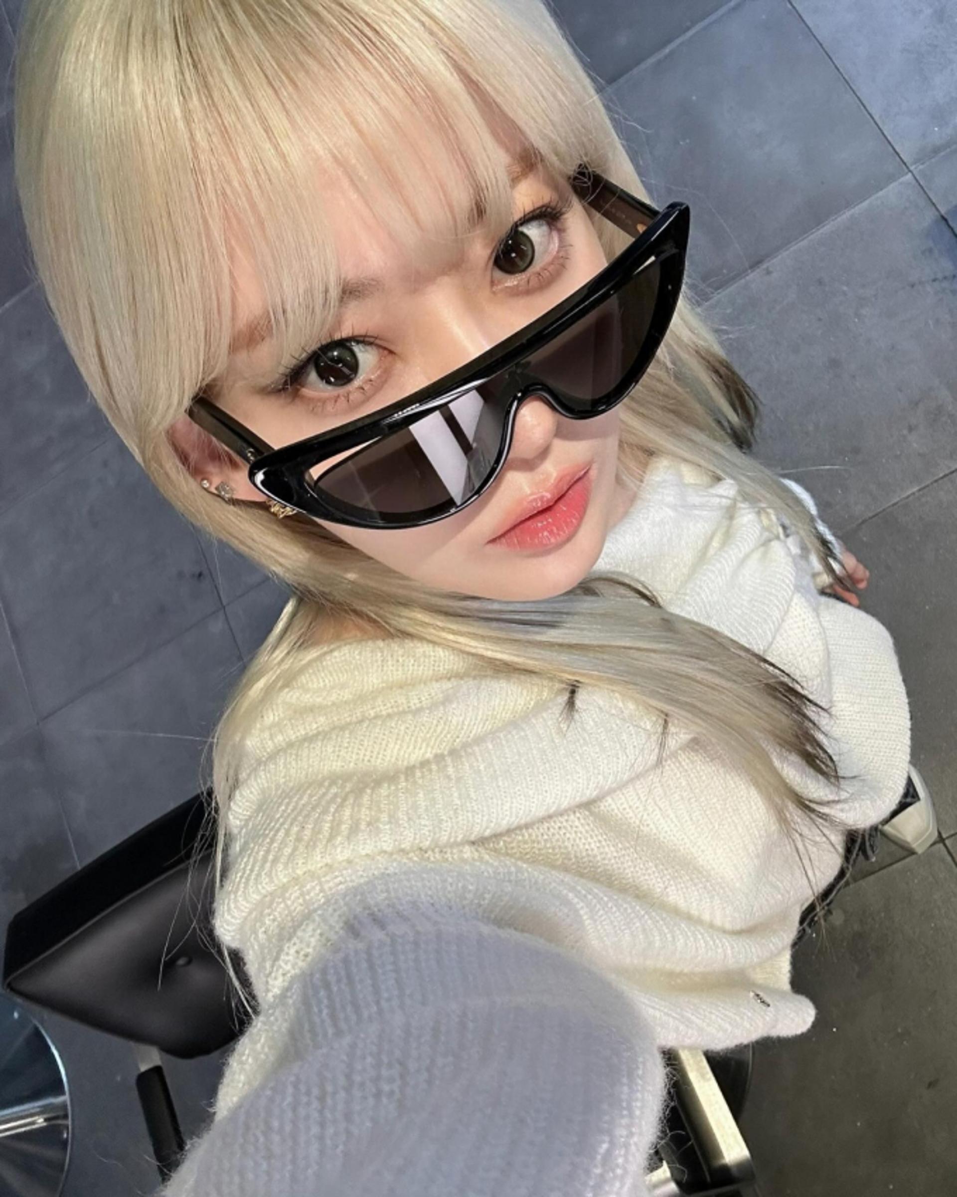 르세라핌 사쿠라, 캣아이 선글라스로 뽐낸 고양이 눈매