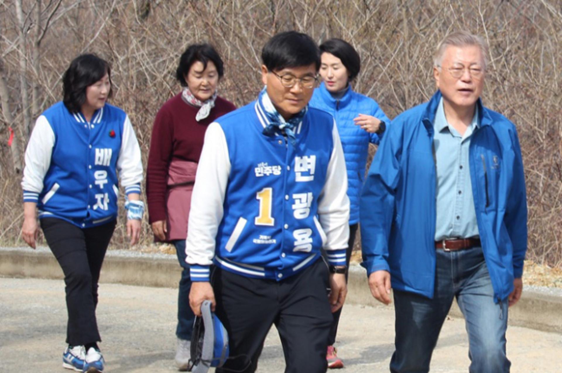 文, 민주당 총선 후보 만나 격려… 선거 지원 나서나?