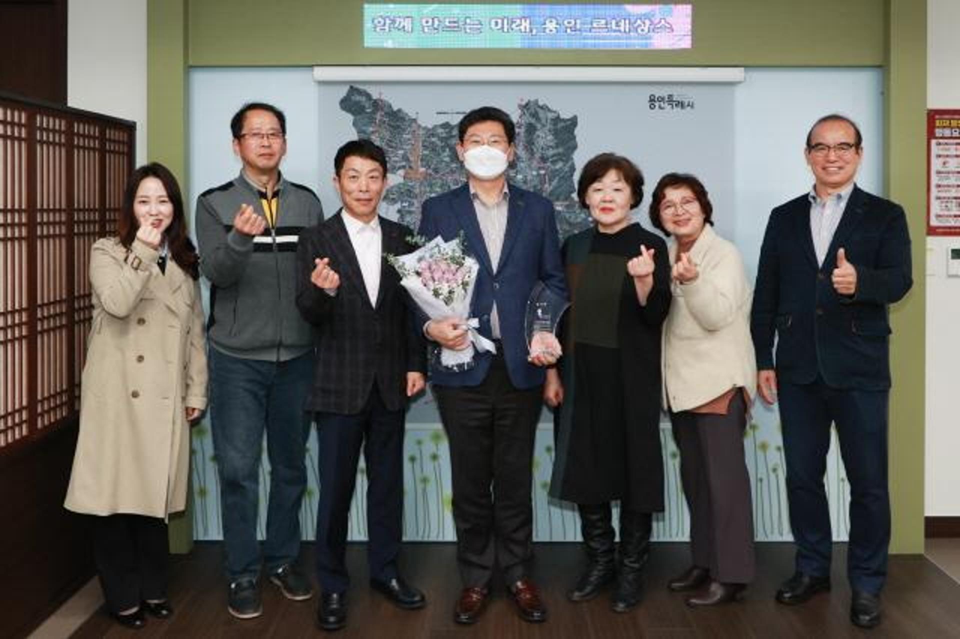 이상일 용인시장, 구갈 상인회 감사패 받아