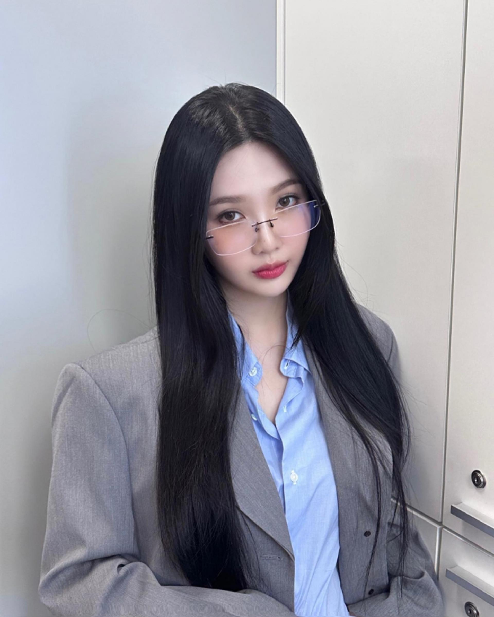 레드벨벳 조이, 안경 쓰고 긱시크 탑재한 출근룩