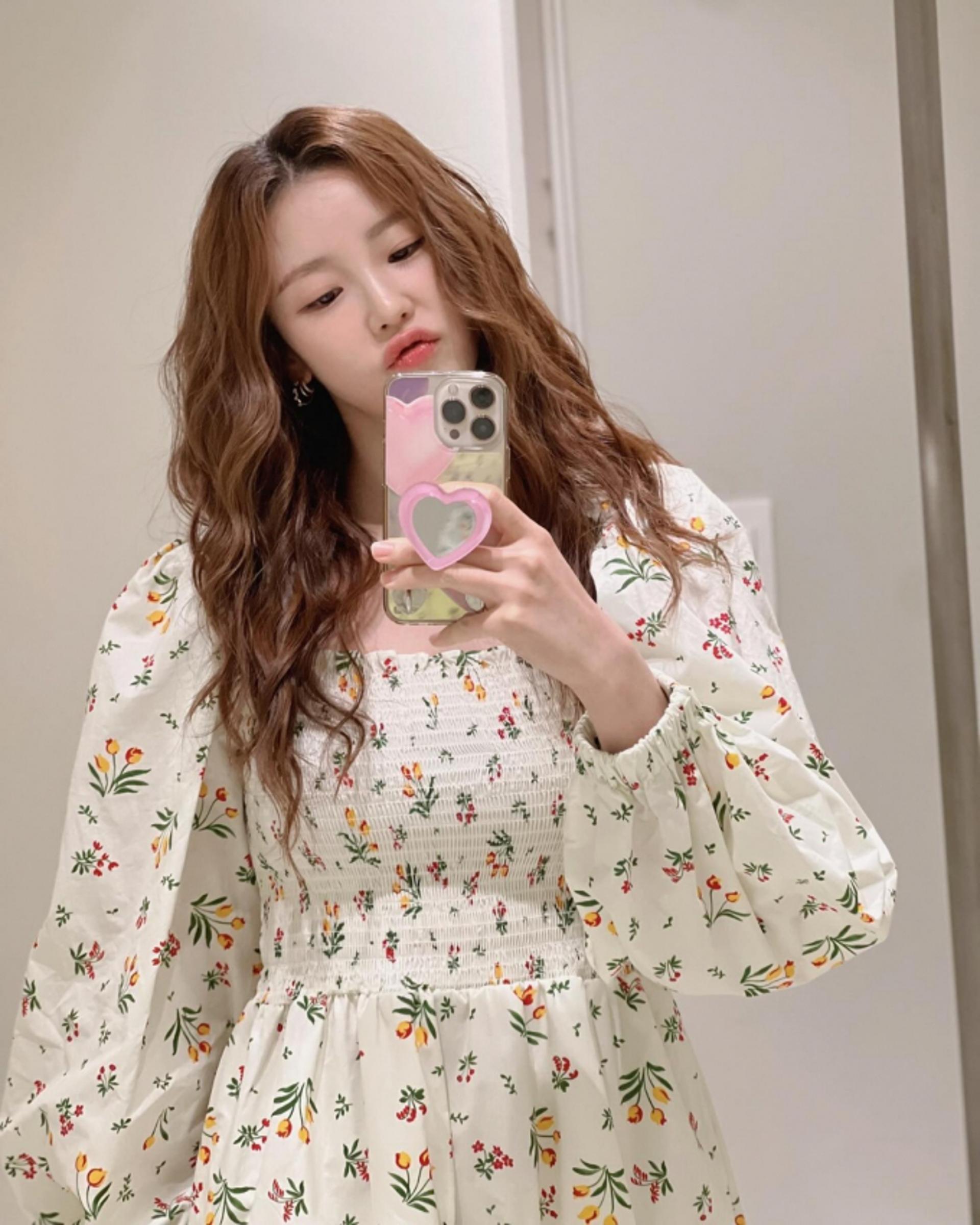 전효성, 봄 데이트룩으로 딱! 페미닌 감성 꽃무늬 원피스룩