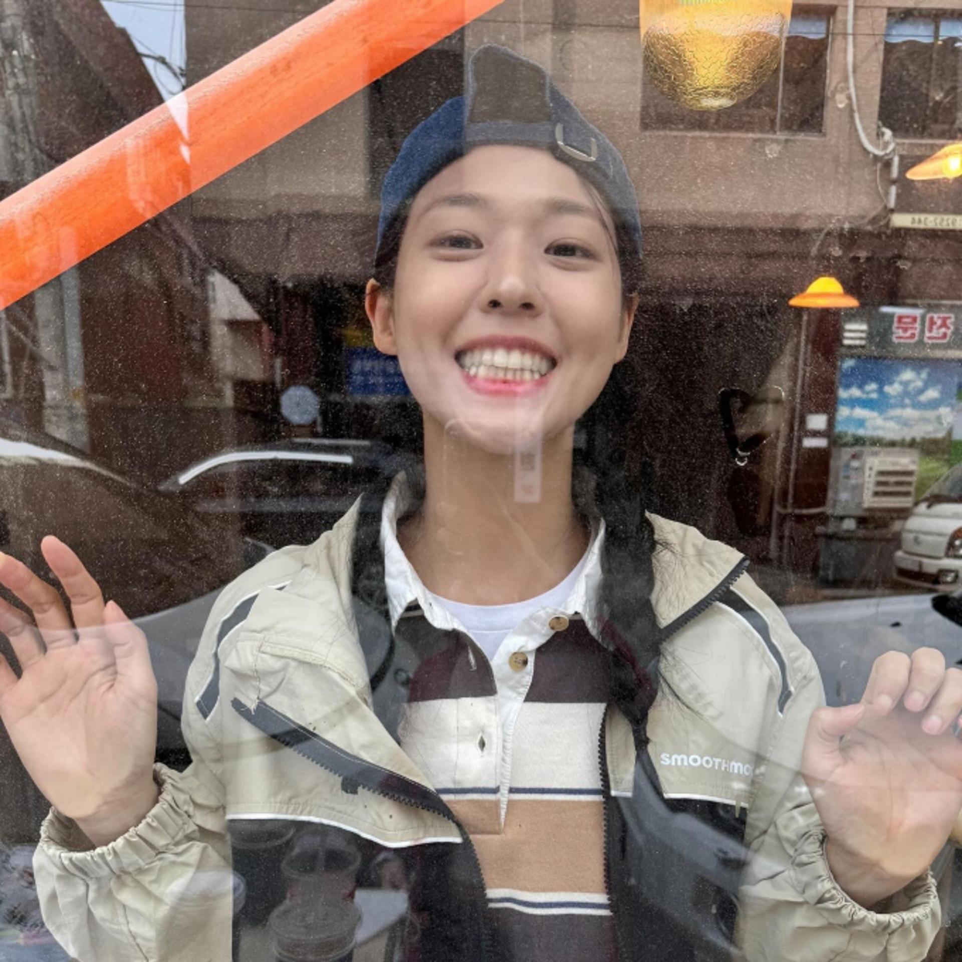 설현, 모자 거꾸로 쓰고 장꾸미 뿜뿜…발랄한 봄 캐주얼룩