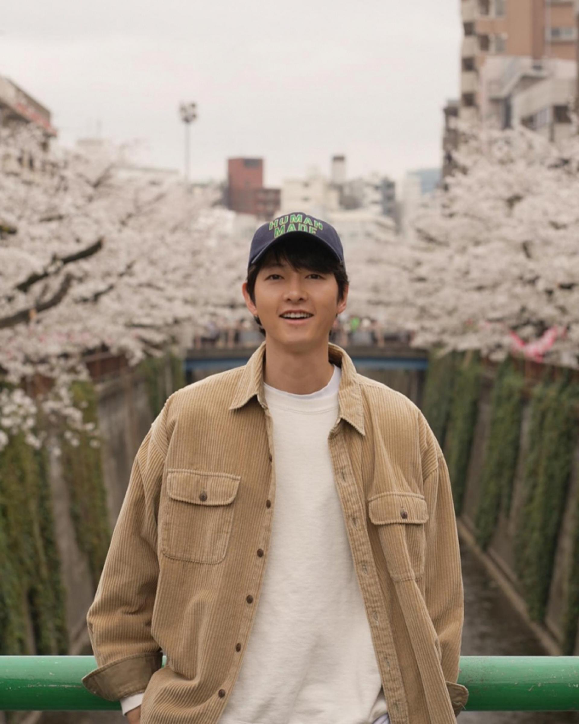 송중기, 벚꽃 여행 중 뽐낸 변함없는 미소년 비주얼