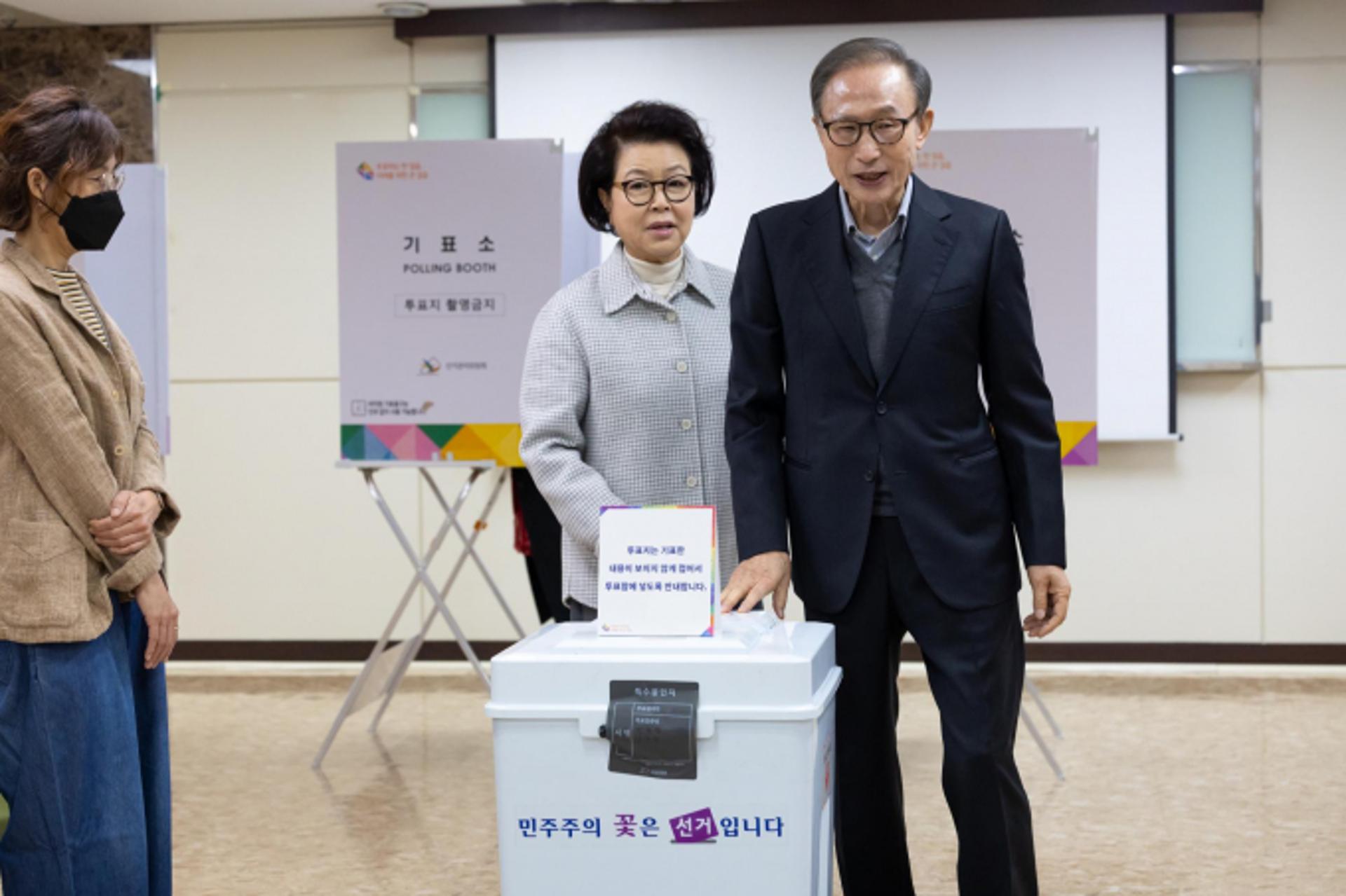 투표 마친 이명박 "尹정부, 최선 다해… 지혜롭게 투표하길"