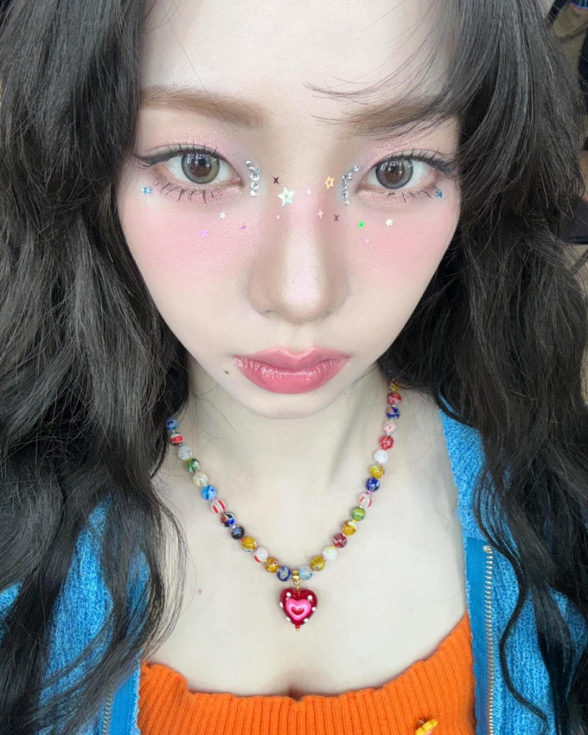 에스파 카리나, 얼굴에 뭐가 묻었나 했더니…예쁨이 잔뜩 묻었네