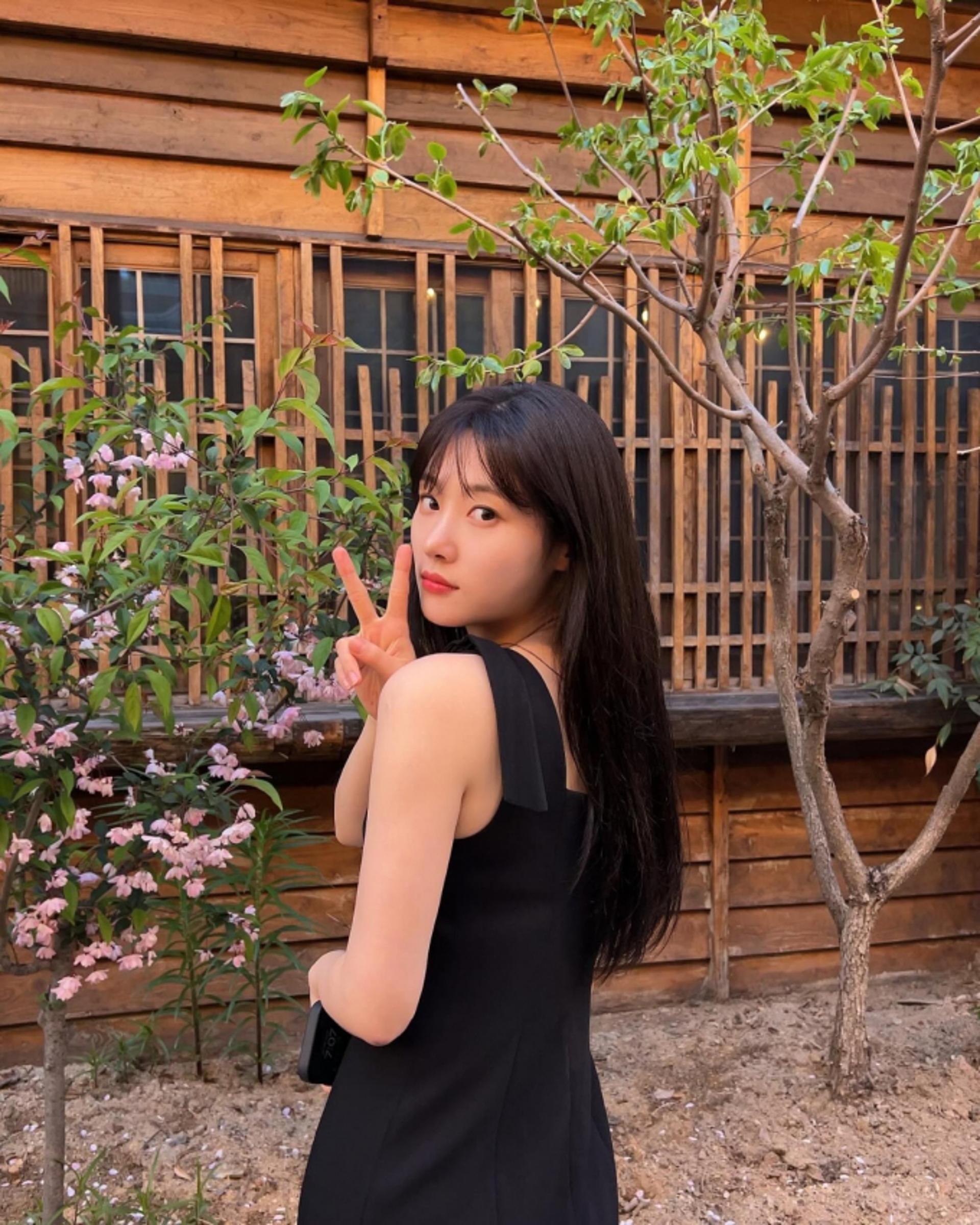 정채연, 블랙 드레스 입고 팔색조 매력 발산