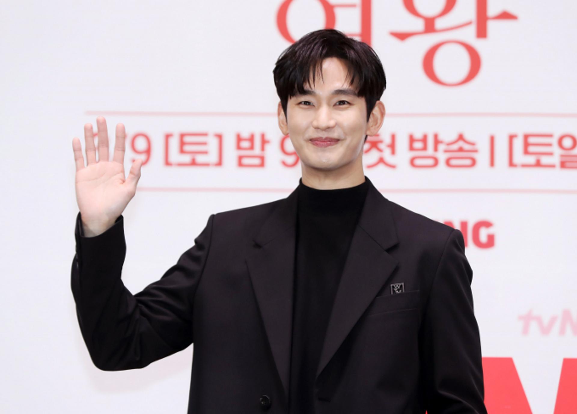 "육군병장 김병장입니다"… 김수현, 예비군 훈련 참석