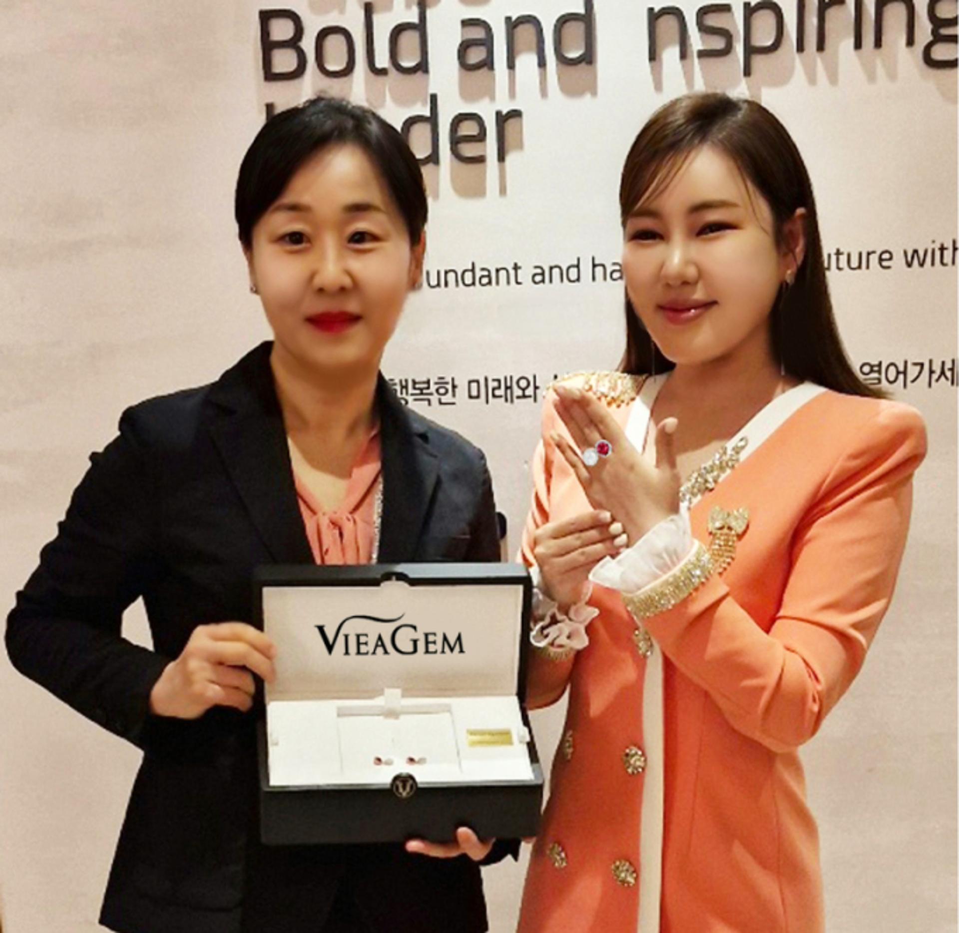 '송가인 머리카락'을 생체보석으로… 트로트여왕, 손에 낀 '비아젬'