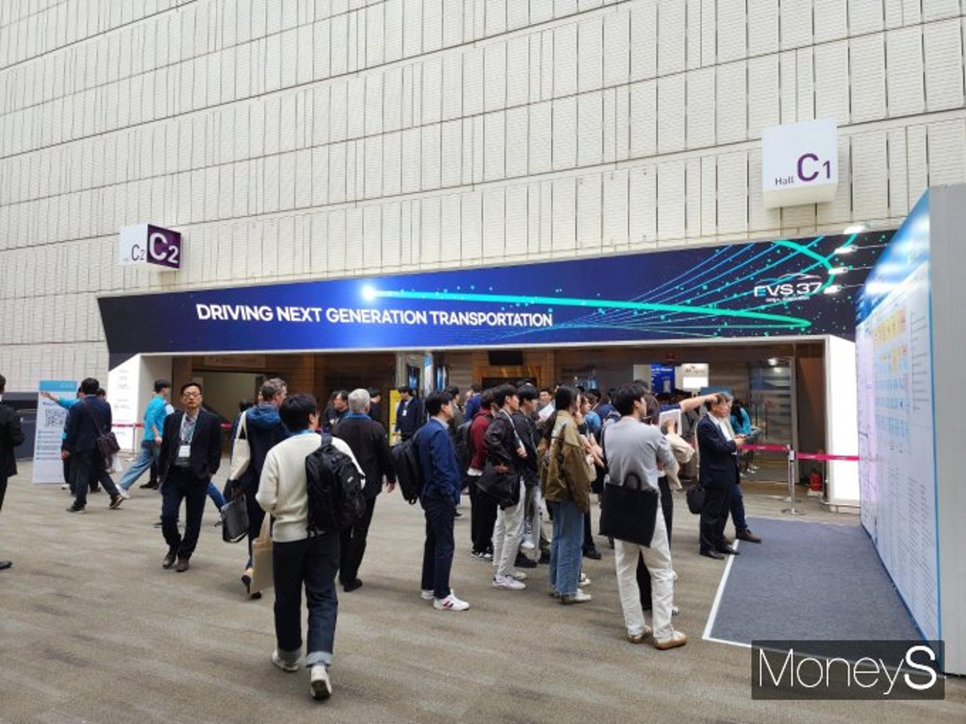[르포] 전기차 올림픽 'EVS37'…PBV 끌고 충전기 밀고