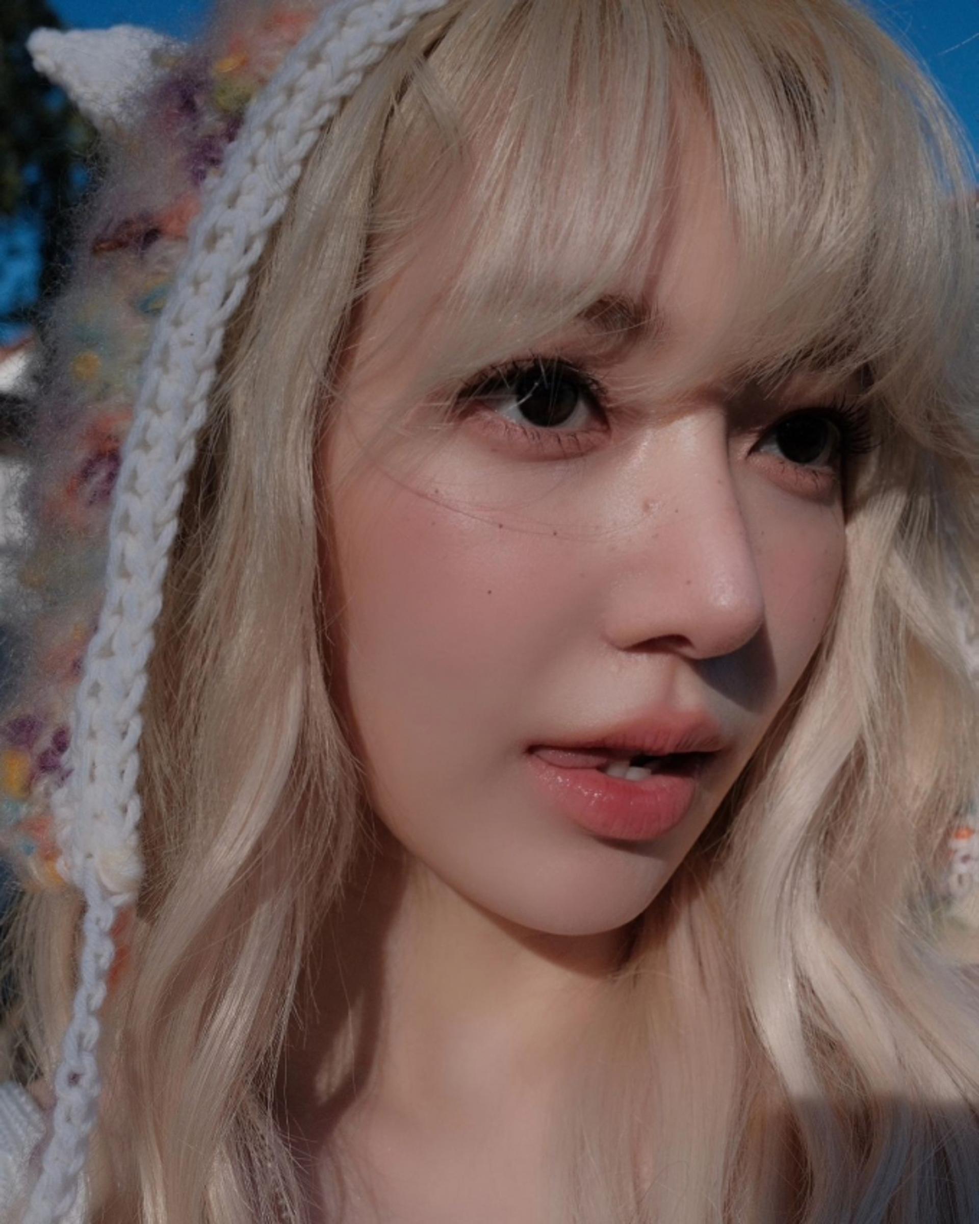 르세라핌 사쿠라, 직접 만든 모자 쓴 러블리한 뜨개질 요정