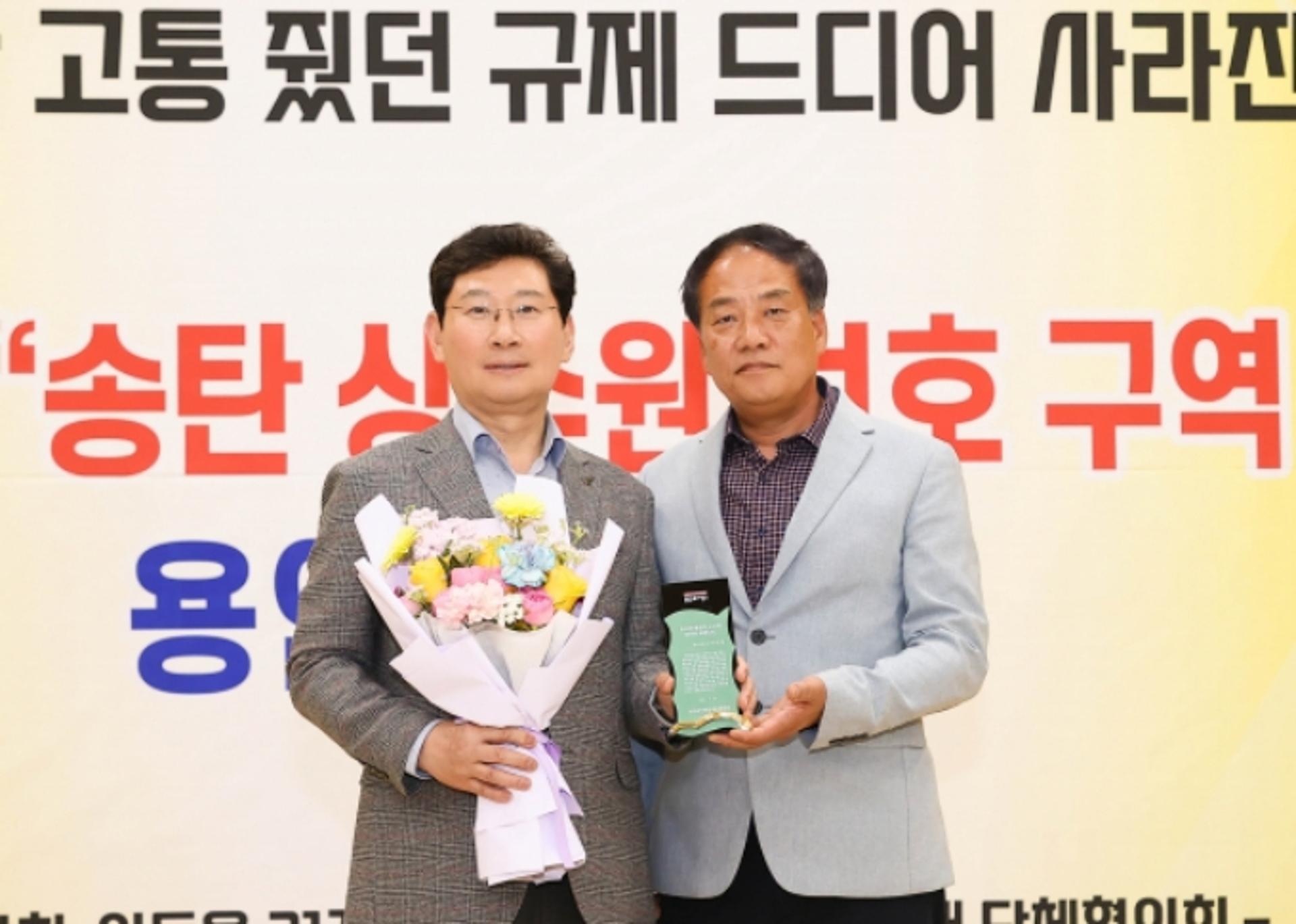 [동정]이상일 용인시장, 이동·남사읍 단체서 감사패 받아