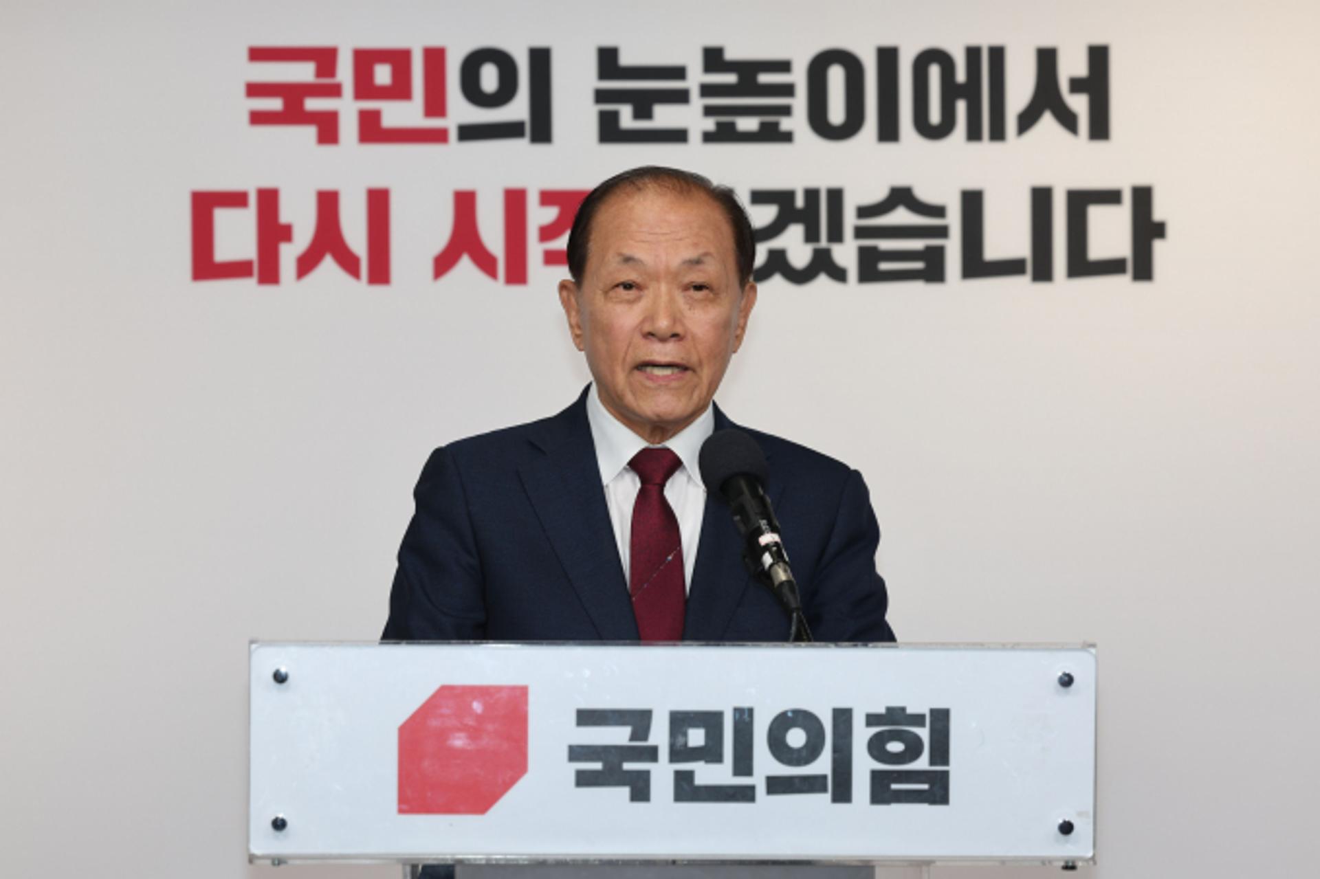 황우여 국힘 비대위원장 취임… "재창당 수준 넘어선 혁신 추진"