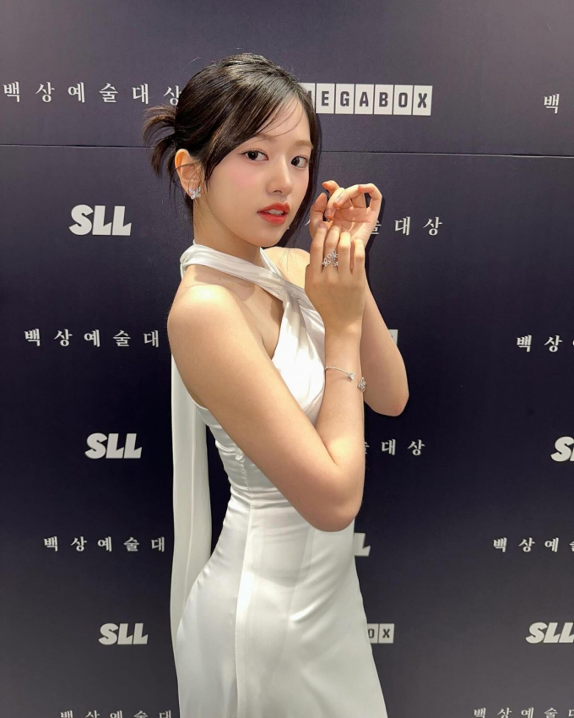 아이브 안유진, 프로 아이돌다운 드레스 포즈