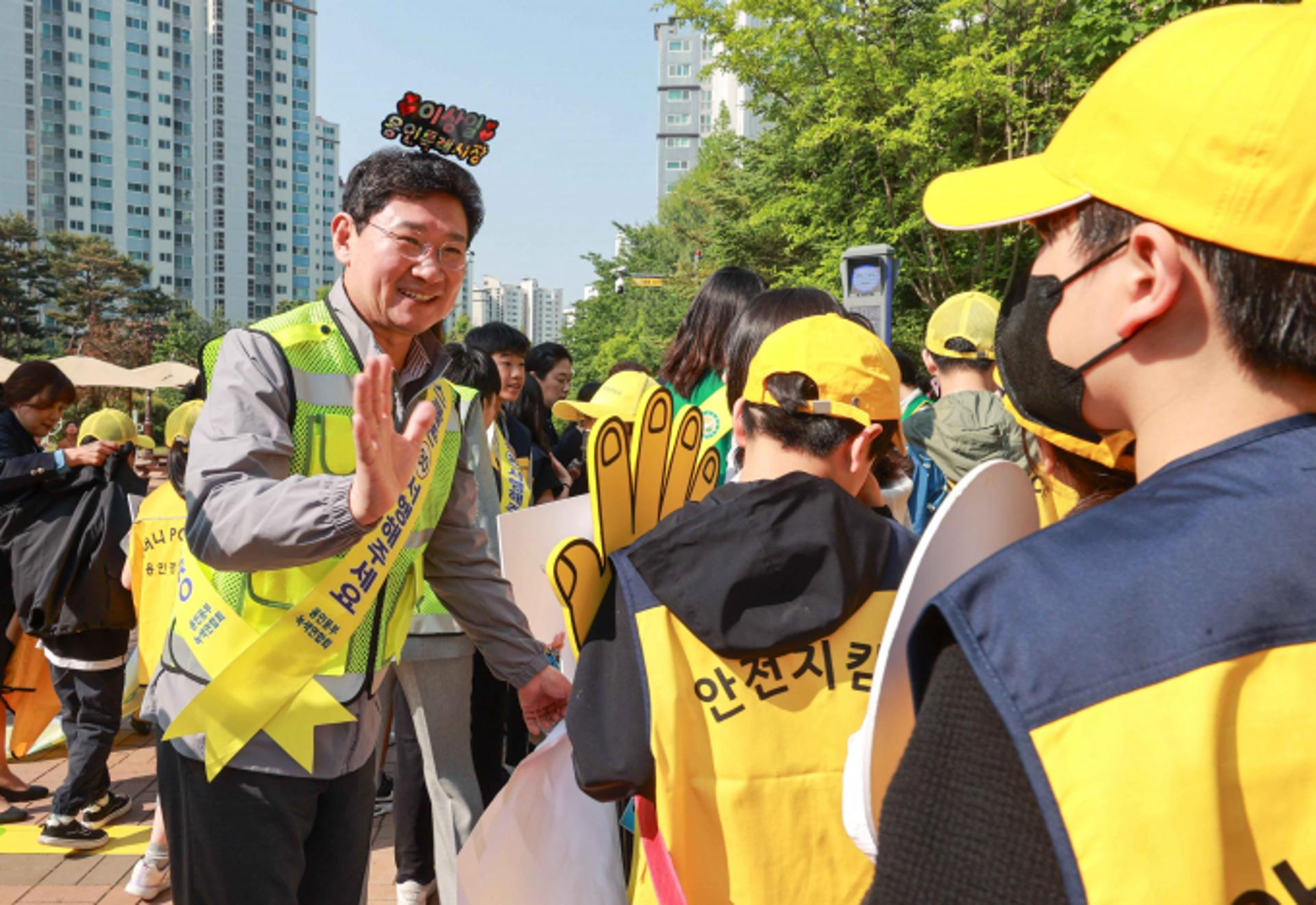 [머니S포토] 이상일 용인시장 '통학로 안전도우미'로 깜짝 등장