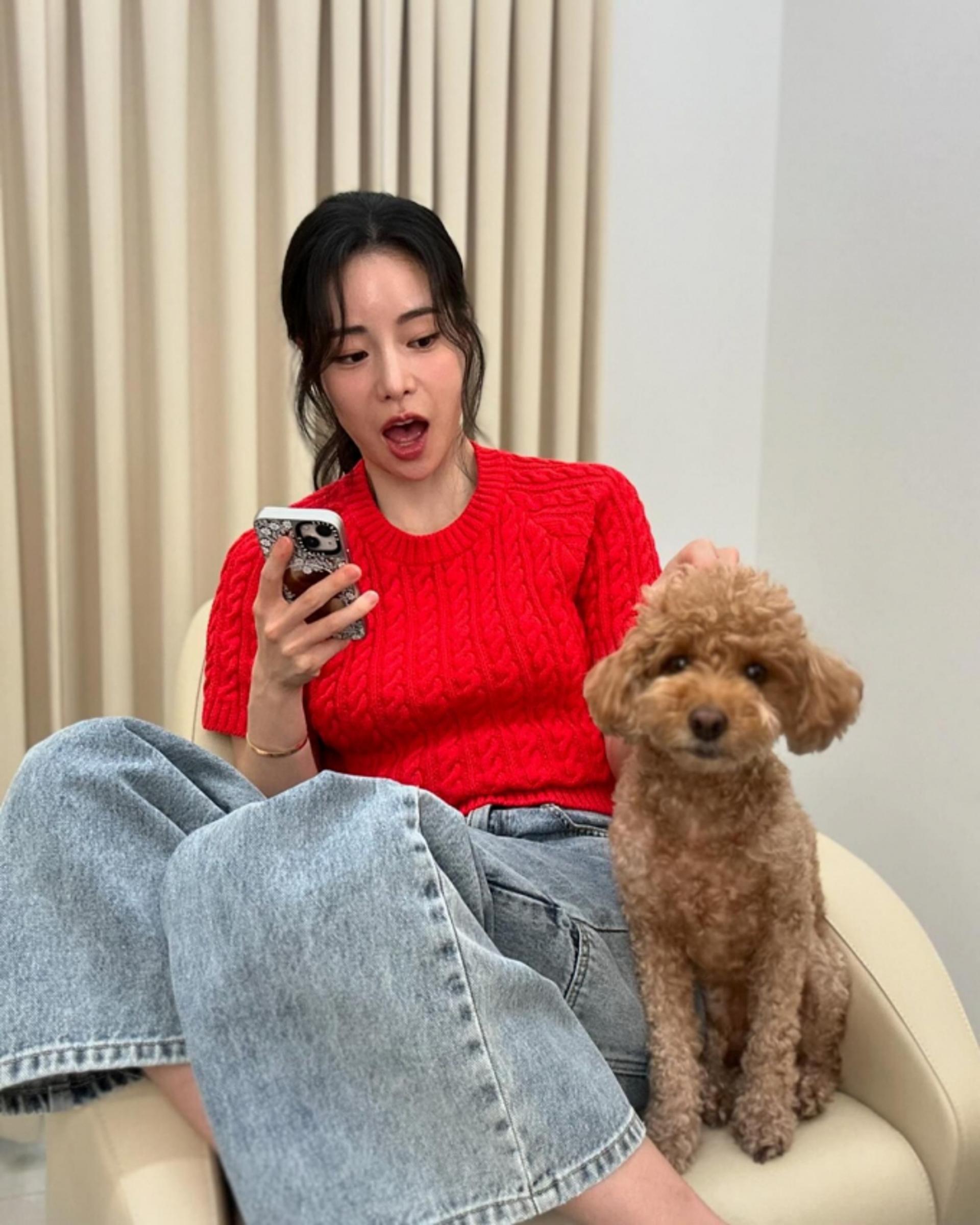 임지연, 강렬한 반팔 니트룩..."이도현 대신 반려견과 함께"