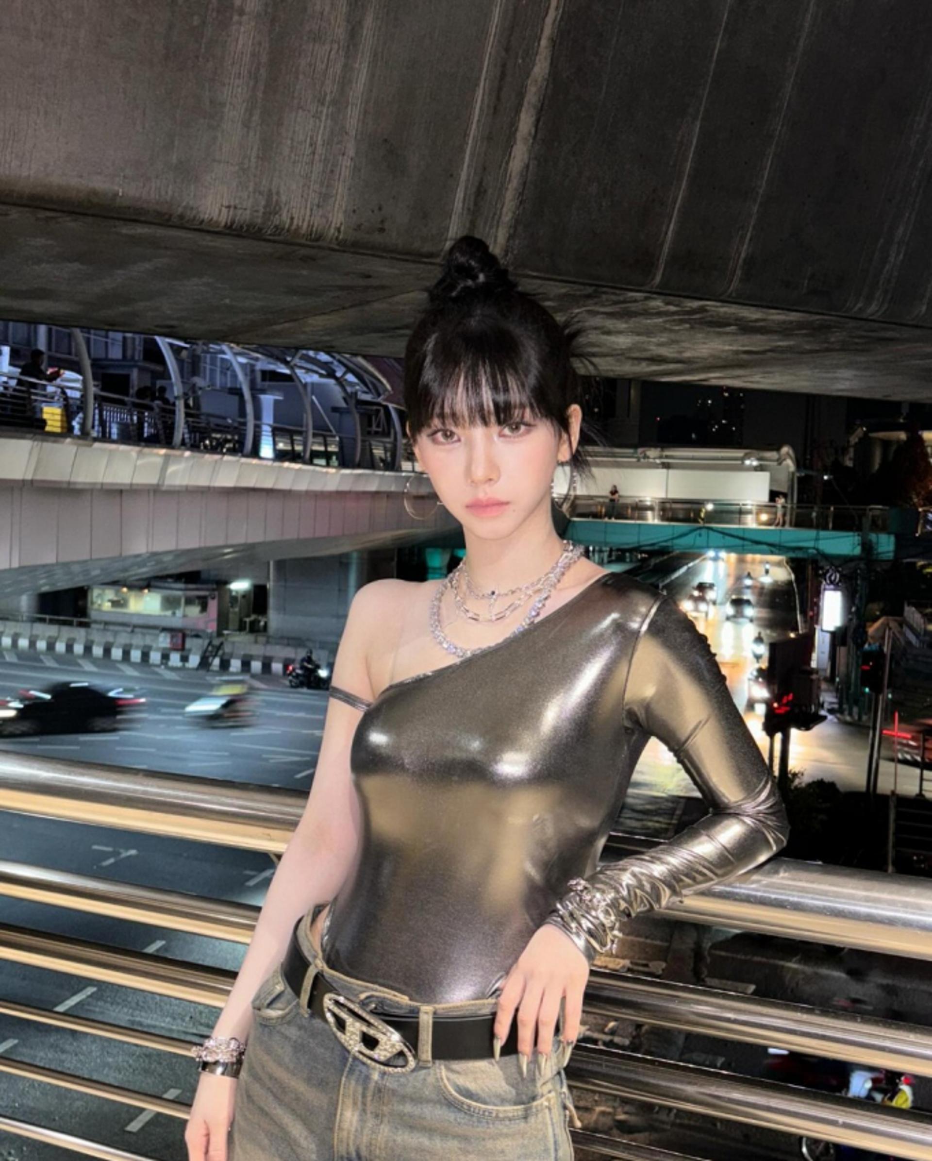 에스파 카리나, 메탈릭 보디슈트 입으니…힙한 여전사 느낌